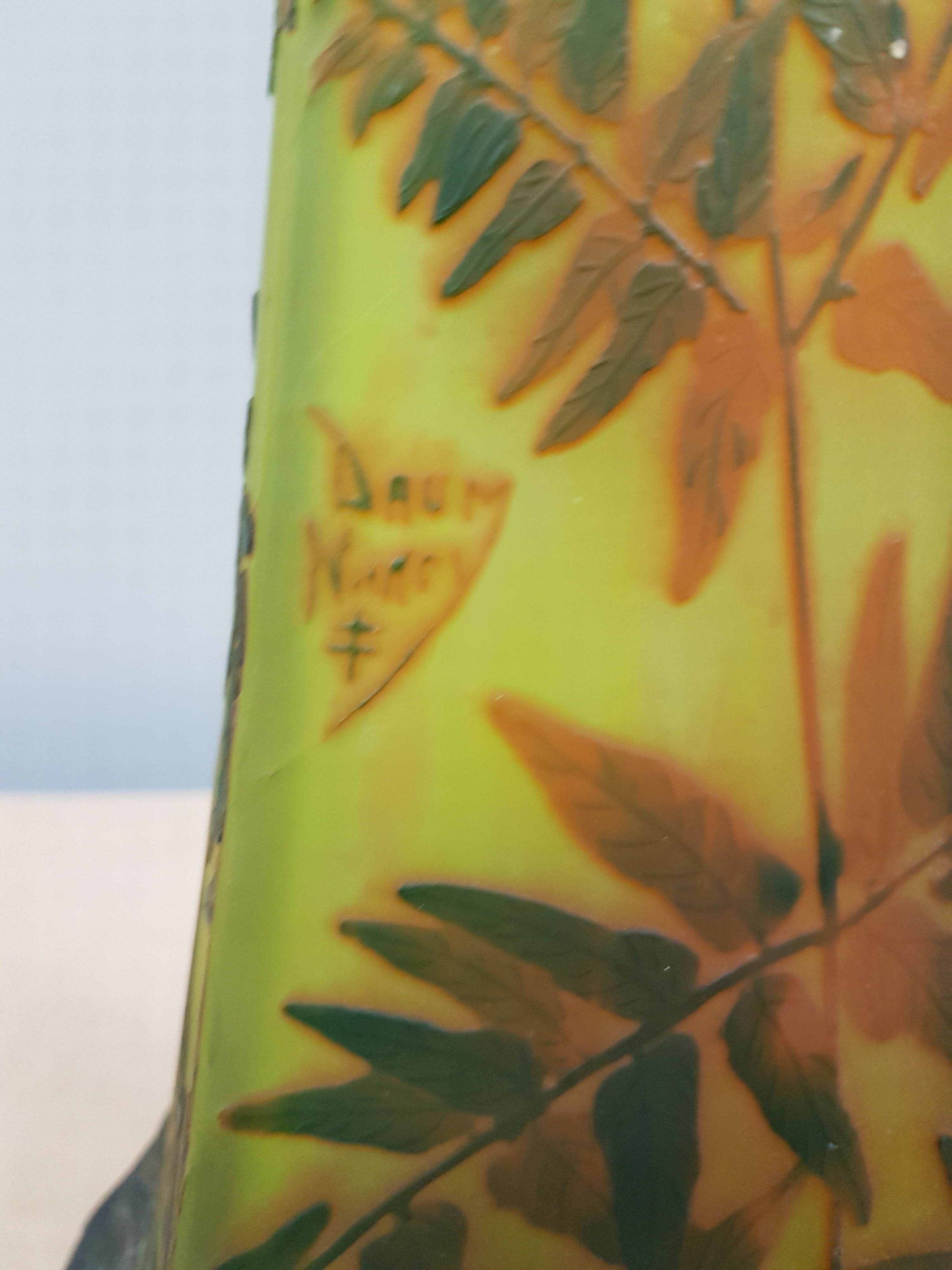 Detail f: Sehr große Stangenvase, Daum Nancy, um 1910-20, farbloses Schichtglas, gelb eingepudert, grün und braun überfangen, geschnitten, geschliffen und ...