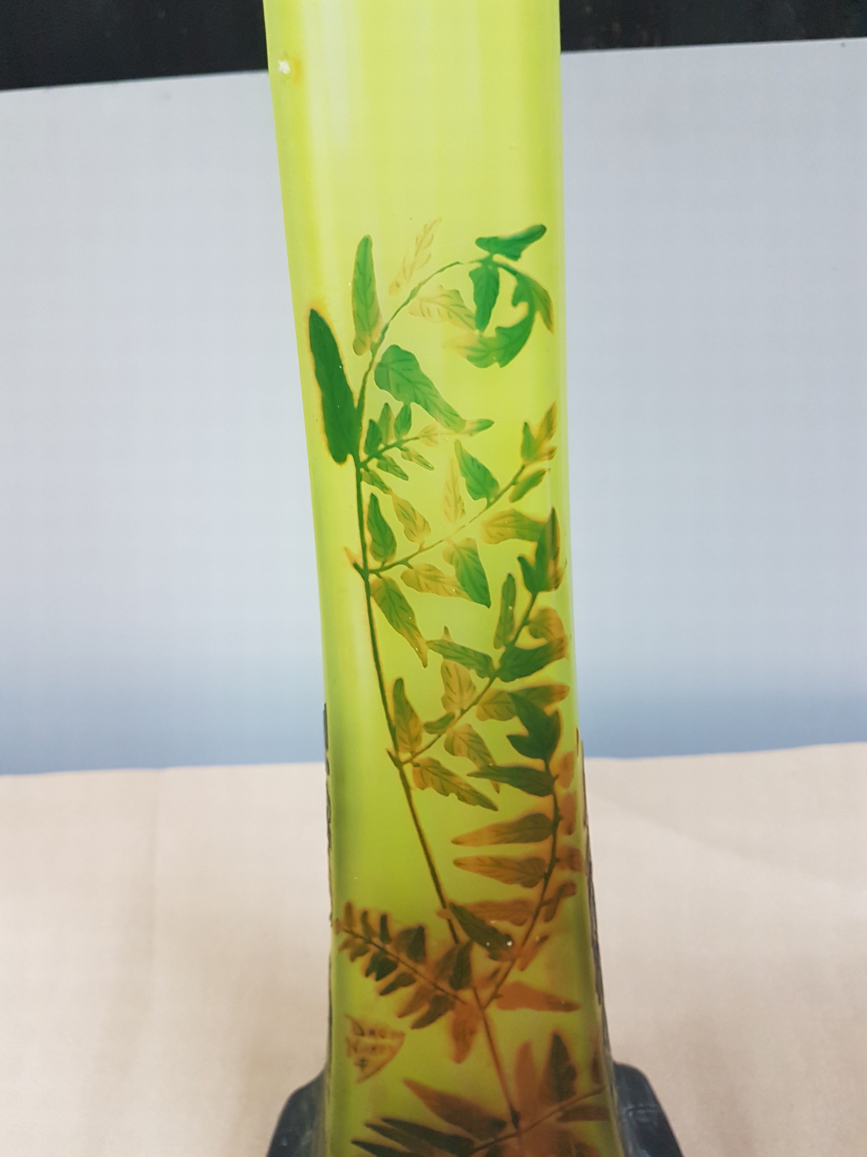 Detail g: Sehr große Stangenvase, Daum Nancy, um 1910-20, farbloses Schichtglas, gelb eingepudert, grün und braun überfangen, geschnitten, geschliffen und ...