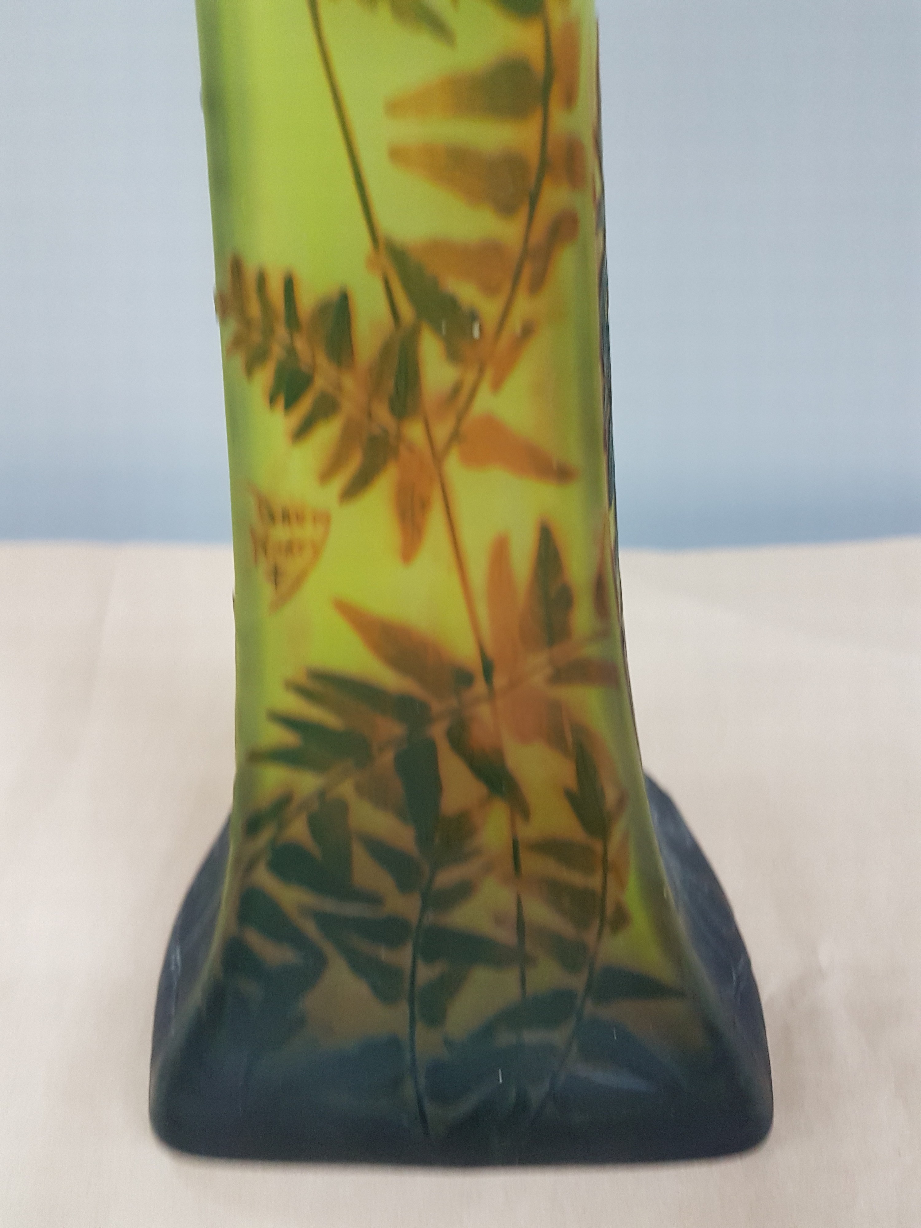 Detail h: Sehr große Stangenvase, Daum Nancy, um 1910-20, farbloses Schichtglas, gelb eingepudert, grün und braun überfangen, geschnitten, geschliffen und ...