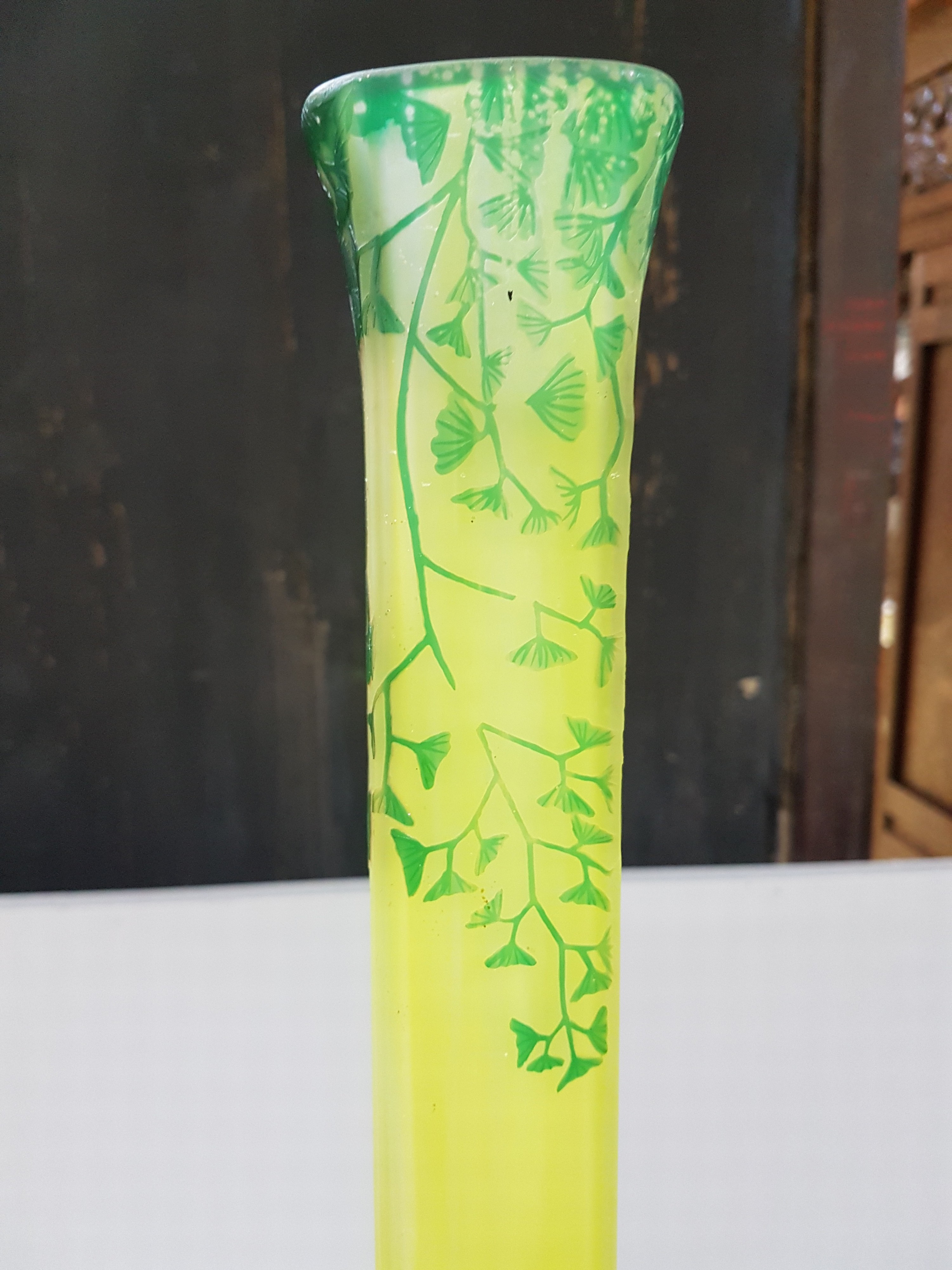 Detail i: Sehr große Stangenvase, Daum Nancy, um 1910-20, farbloses Schichtglas, gelb eingepudert, grün und braun überfangen, geschnitten, geschliffen und ...