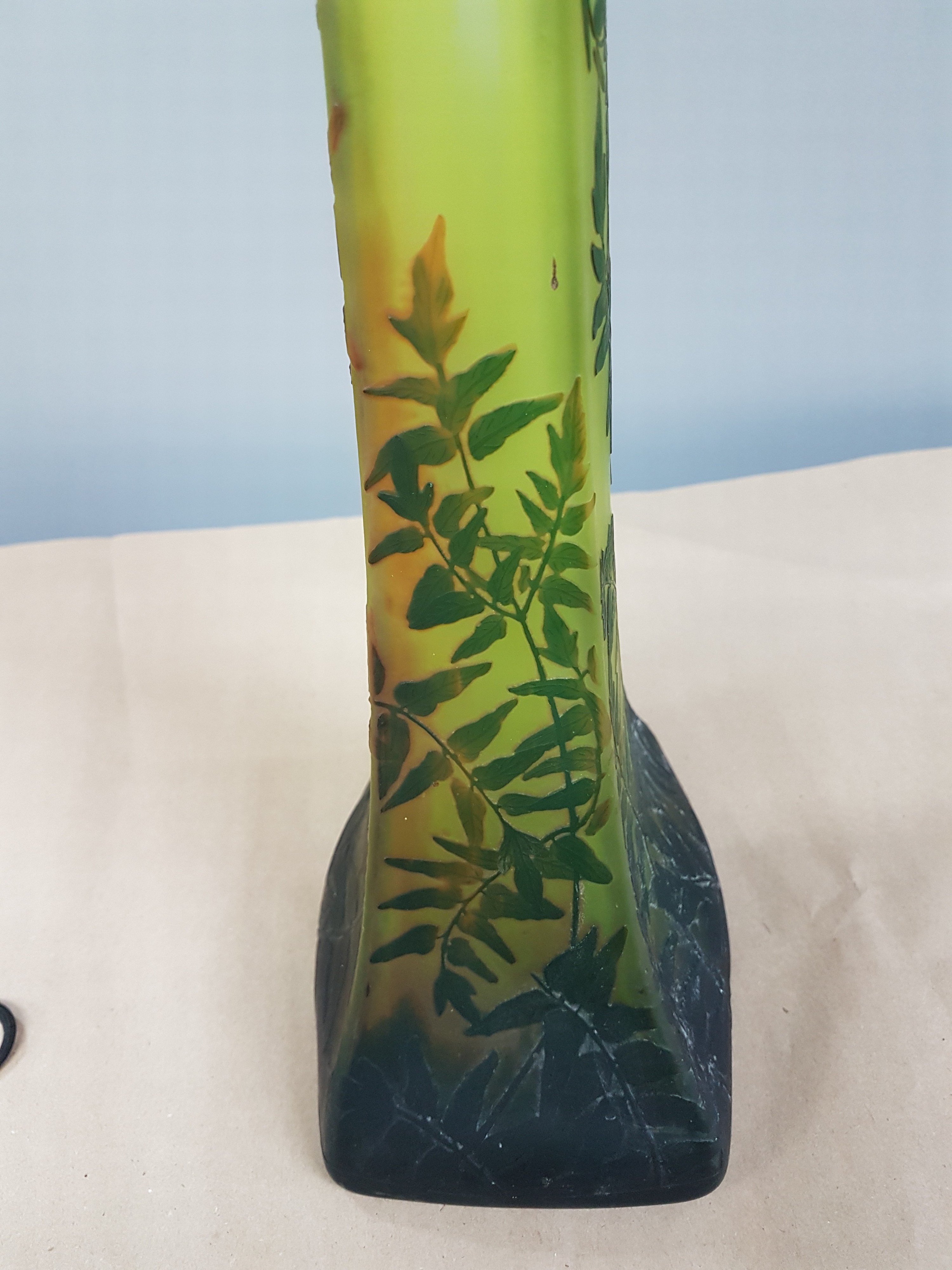 Detail j: Sehr große Stangenvase, Daum Nancy, um 1910-20, farbloses Schichtglas, gelb eingepudert, grün und braun überfangen, geschnitten, geschliffen und ...