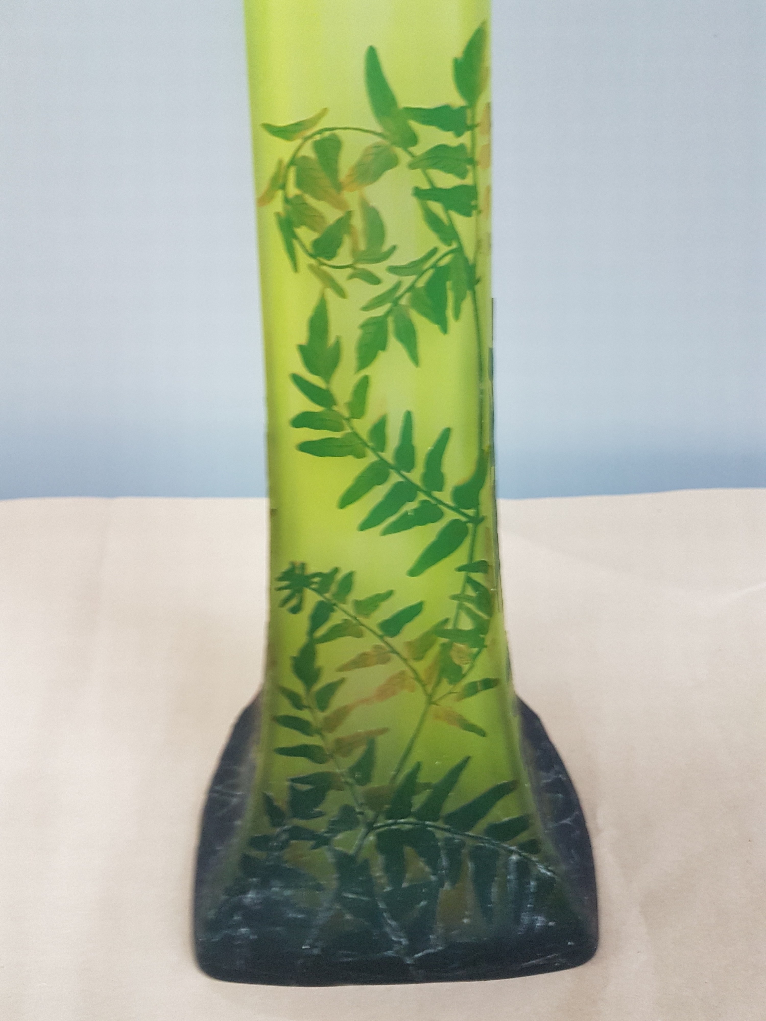 Detail k: Sehr große Stangenvase, Daum Nancy, um 1910-20, farbloses Schichtglas, gelb eingepudert, grün und braun überfangen, geschnitten, geschliffen und ...