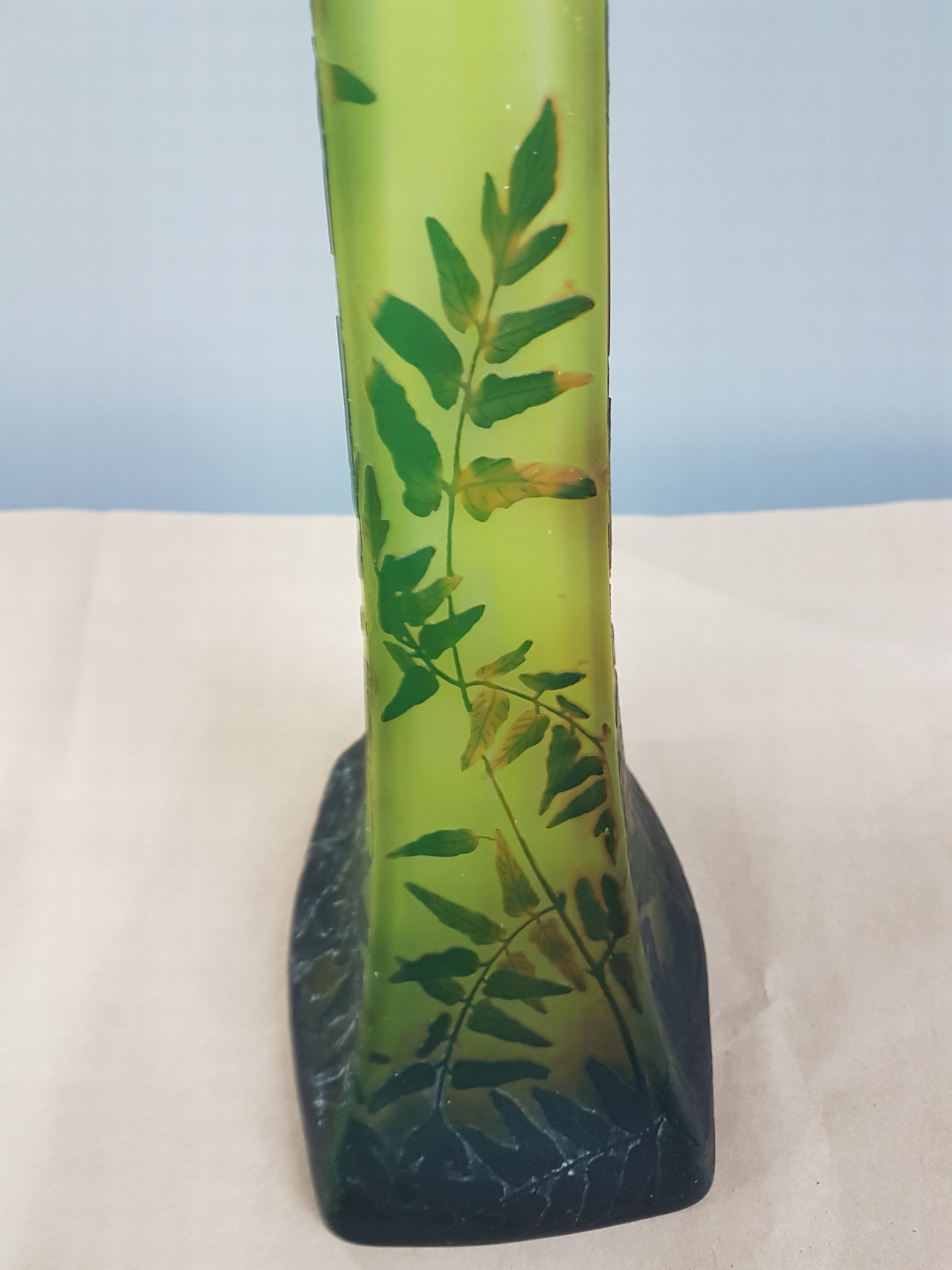 Detail l: Sehr große Stangenvase, Daum Nancy, um 1910-20, farbloses Schichtglas, gelb eingepudert, grün und braun überfangen, geschnitten, geschliffen und ...