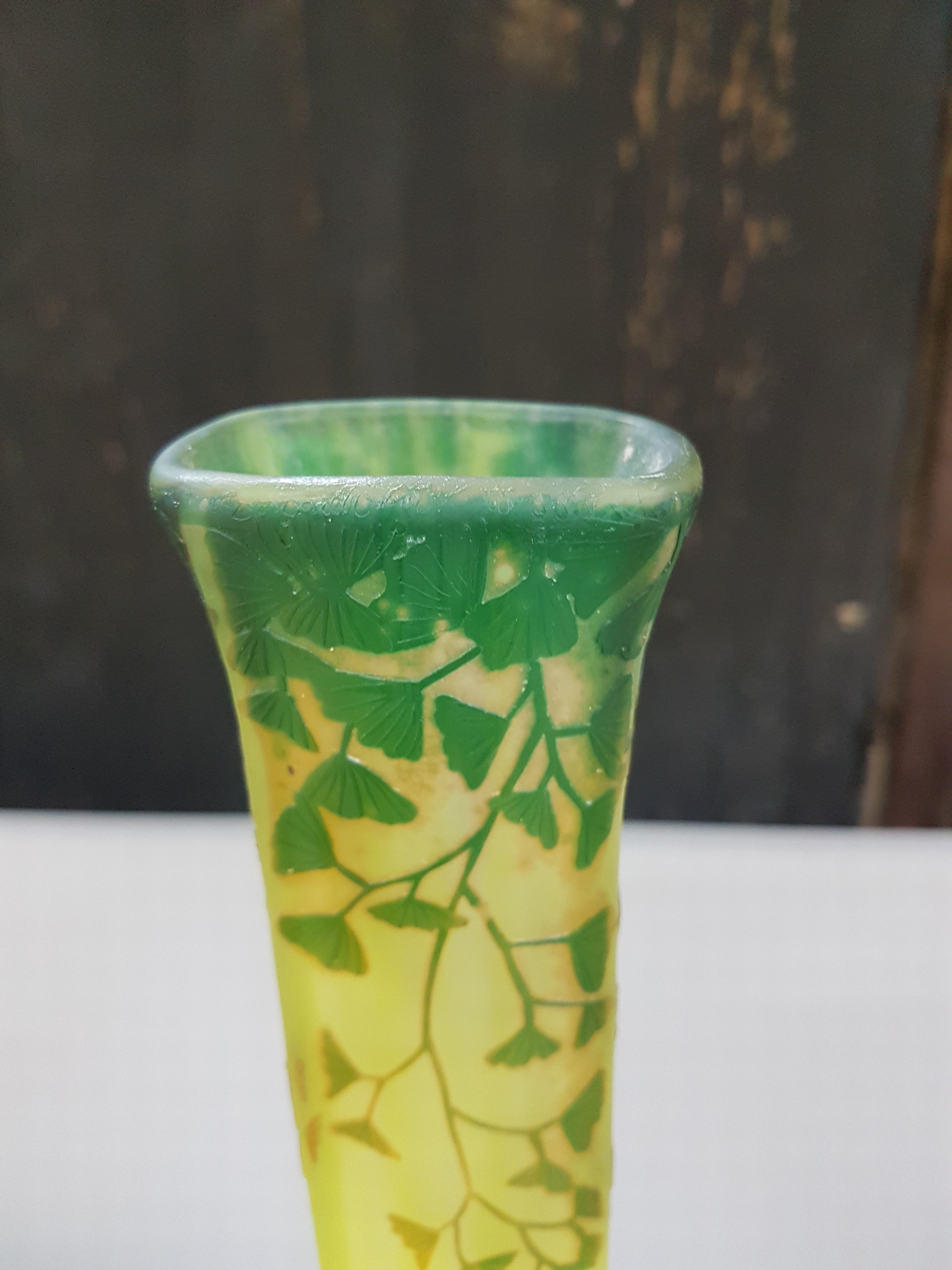 Detail m: Sehr große Stangenvase, Daum Nancy, um 1910-20, farbloses Schichtglas, gelb eingepudert, grün und braun überfangen, geschnitten, geschliffen und ...