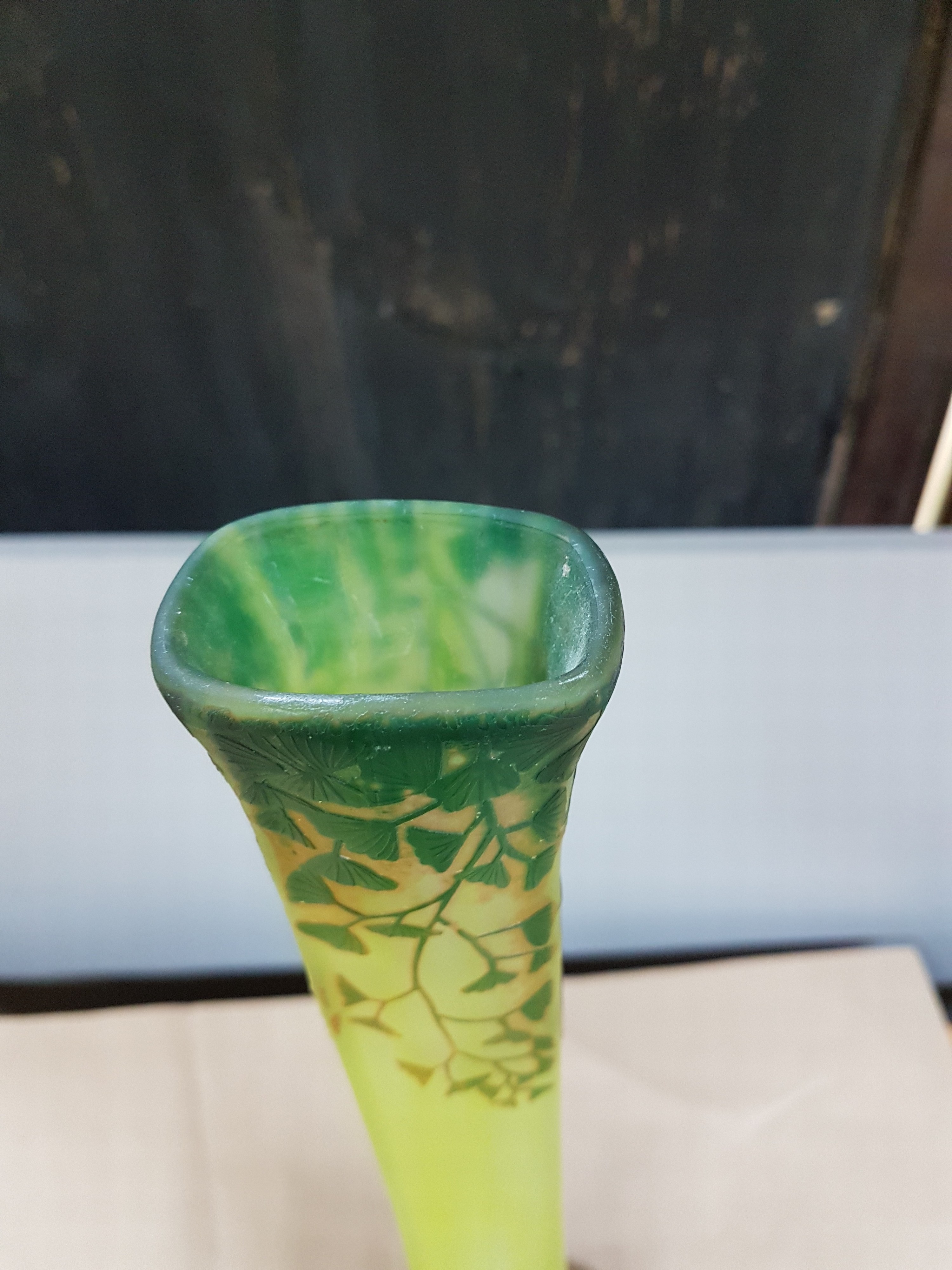 Detail n: Sehr große Stangenvase, Daum Nancy, um 1910-20, farbloses Schichtglas, gelb eingepudert, grün und braun überfangen, geschnitten, geschliffen und ...