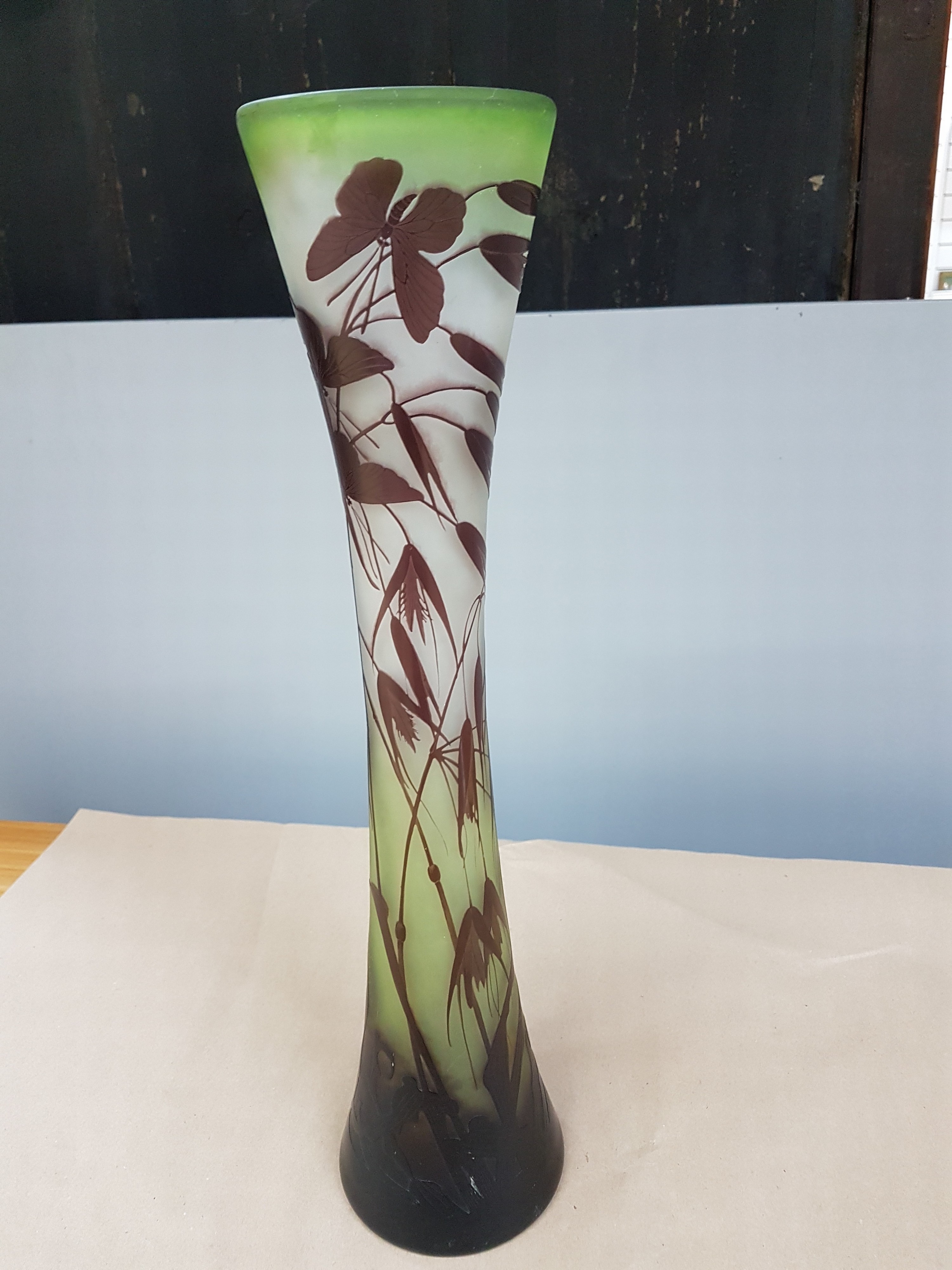 Detail b: Große Vase, Emile Gallé, um 1900-10, Dekor von filigranen Gräsern und Schmetterlingen, farbloses Schichtglas mit hellgrünen Einpuderungen am Fuss ...