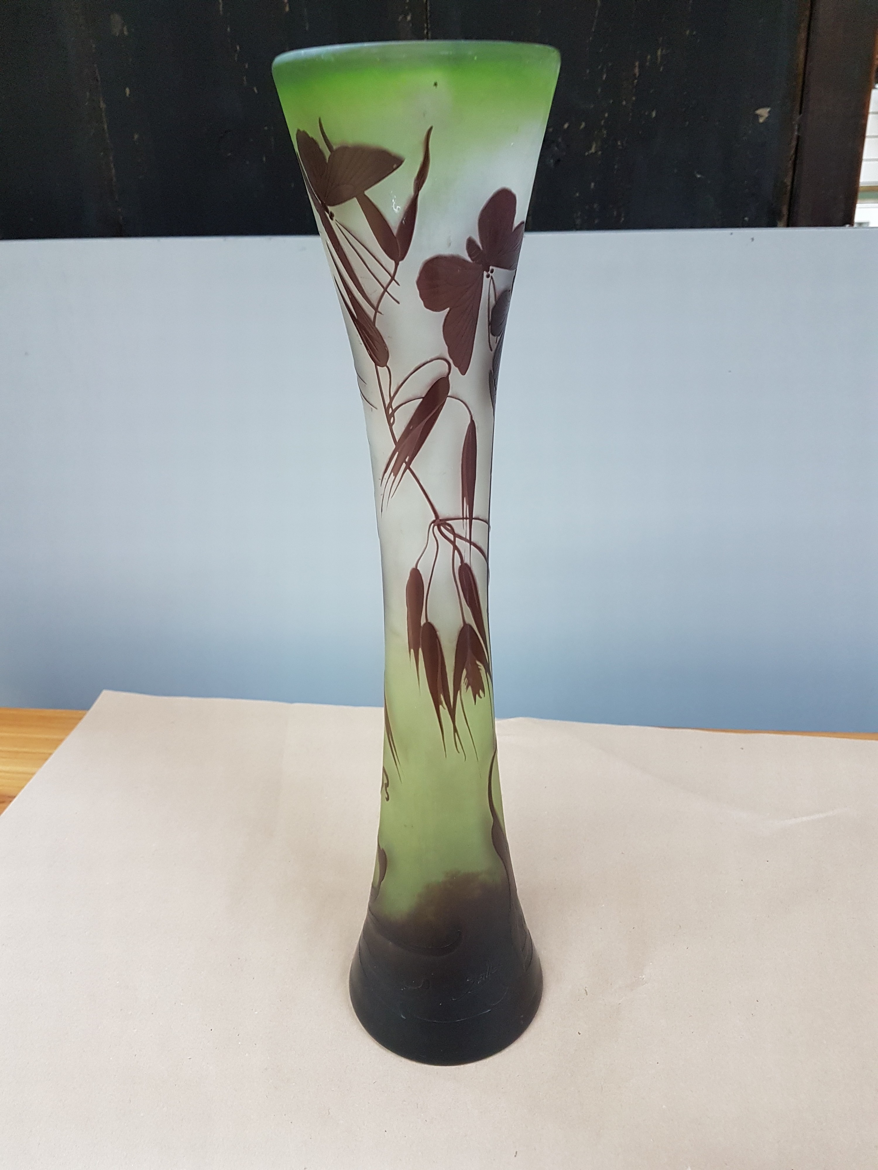 Detail d: Große Vase, Emile Gallé, um 1900-10, Dekor von filigranen Gräsern und Schmetterlingen, farbloses Schichtglas mit hellgrünen Einpuderungen am Fuss ...