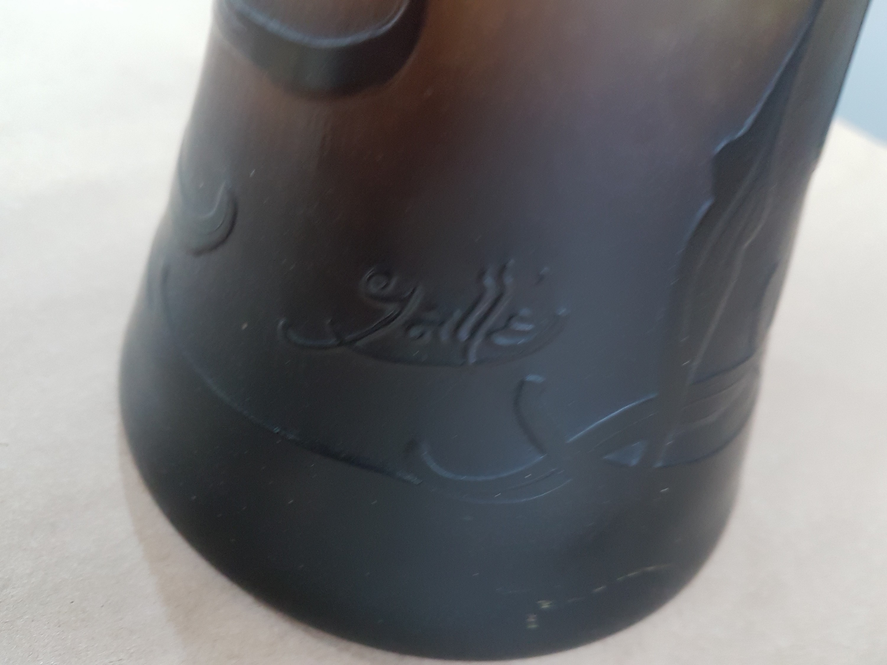 Detail e: Große Vase, Emile Gallé, um 1900-10, Dekor von filigranen Gräsern und Schmetterlingen, farbloses Schichtglas mit hellgrünen Einpuderungen am Fuss ...
