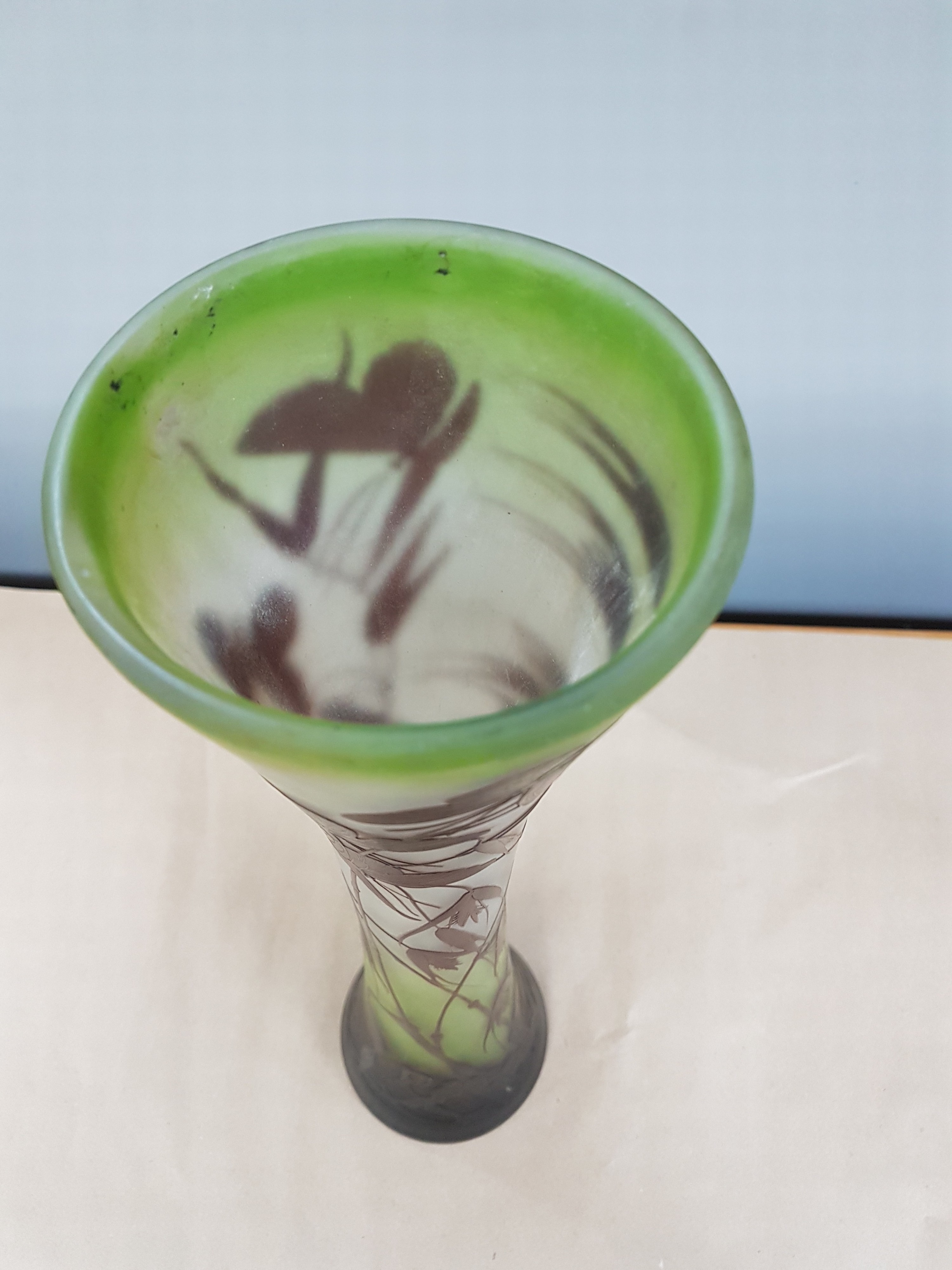 Detail h: Große Vase, Emile Gallé, um 1900-10, Dekor von filigranen Gräsern und Schmetterlingen, farbloses Schichtglas mit hellgrünen Einpuderungen am Fuss ...