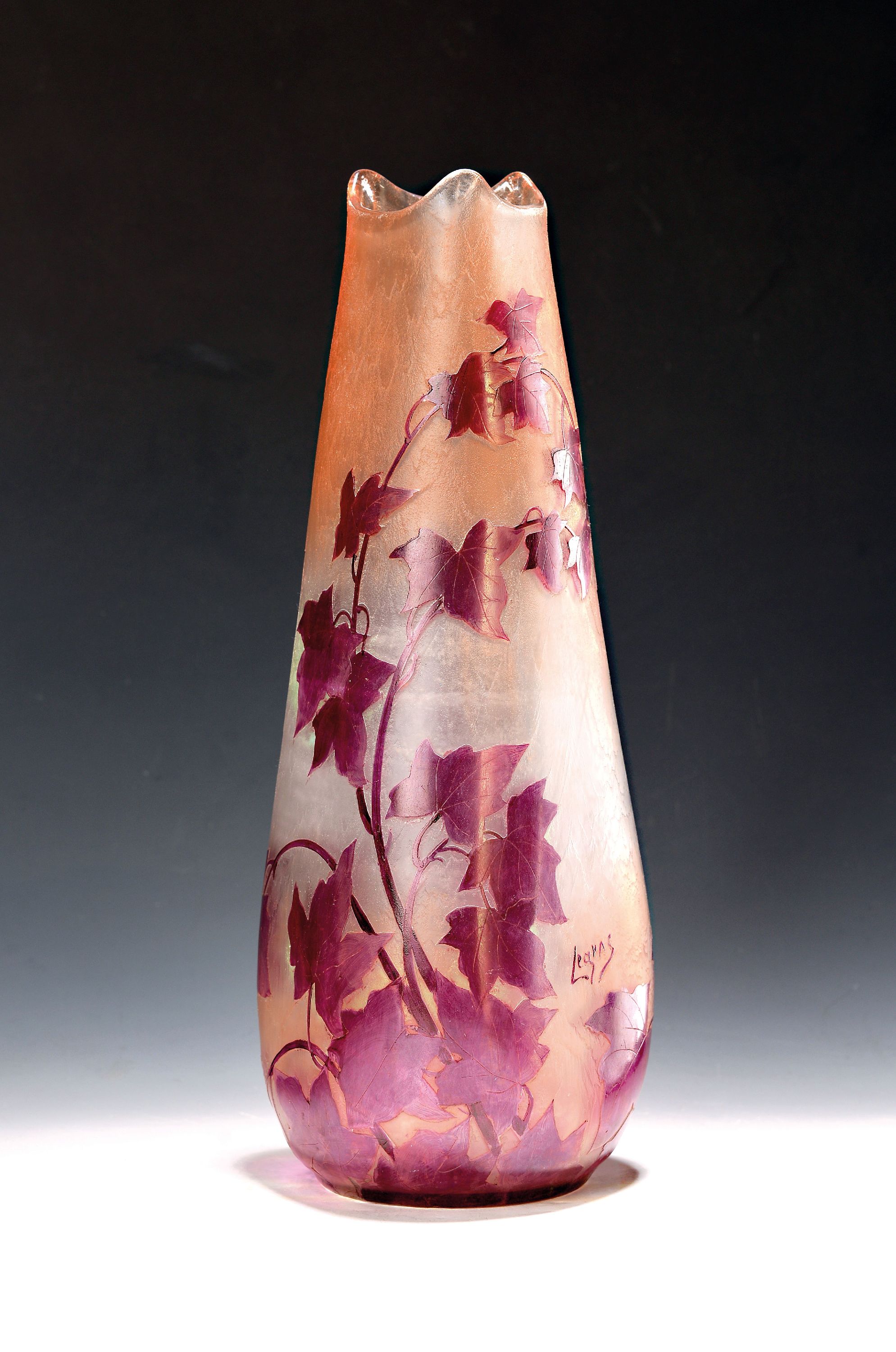 Image 26966961 - Große Vase, Legras, um 1900, roter stilisierter Ahornblatt-Dekor, farbloses ...