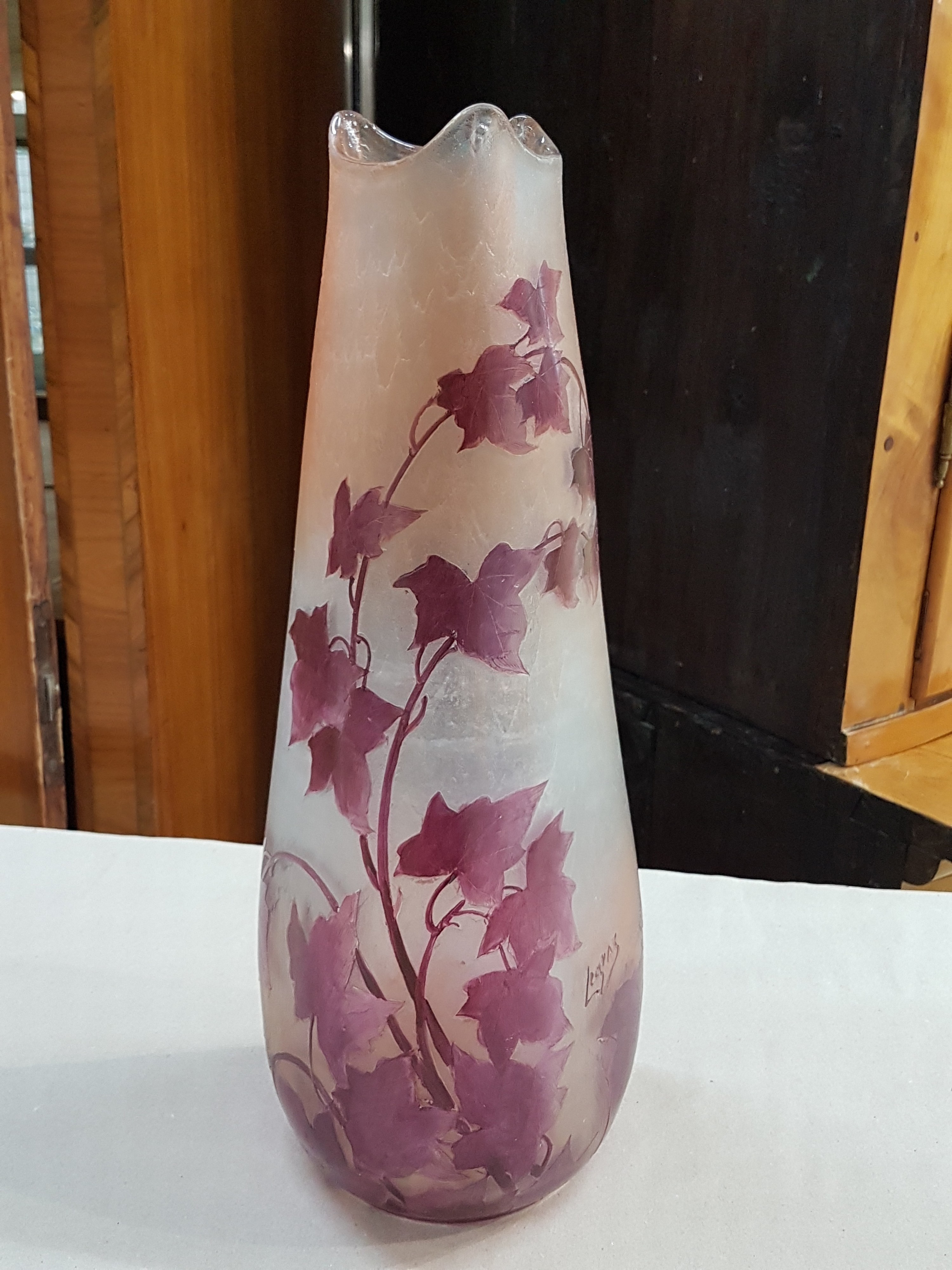 Detail a: Große Vase, Legras, um 1900, roter stilisierter Ahornblatt-Dekor, farbloses Schichtglas, Oberfläche im sog. Eisglas-Effekt, zart rosefarbene ...