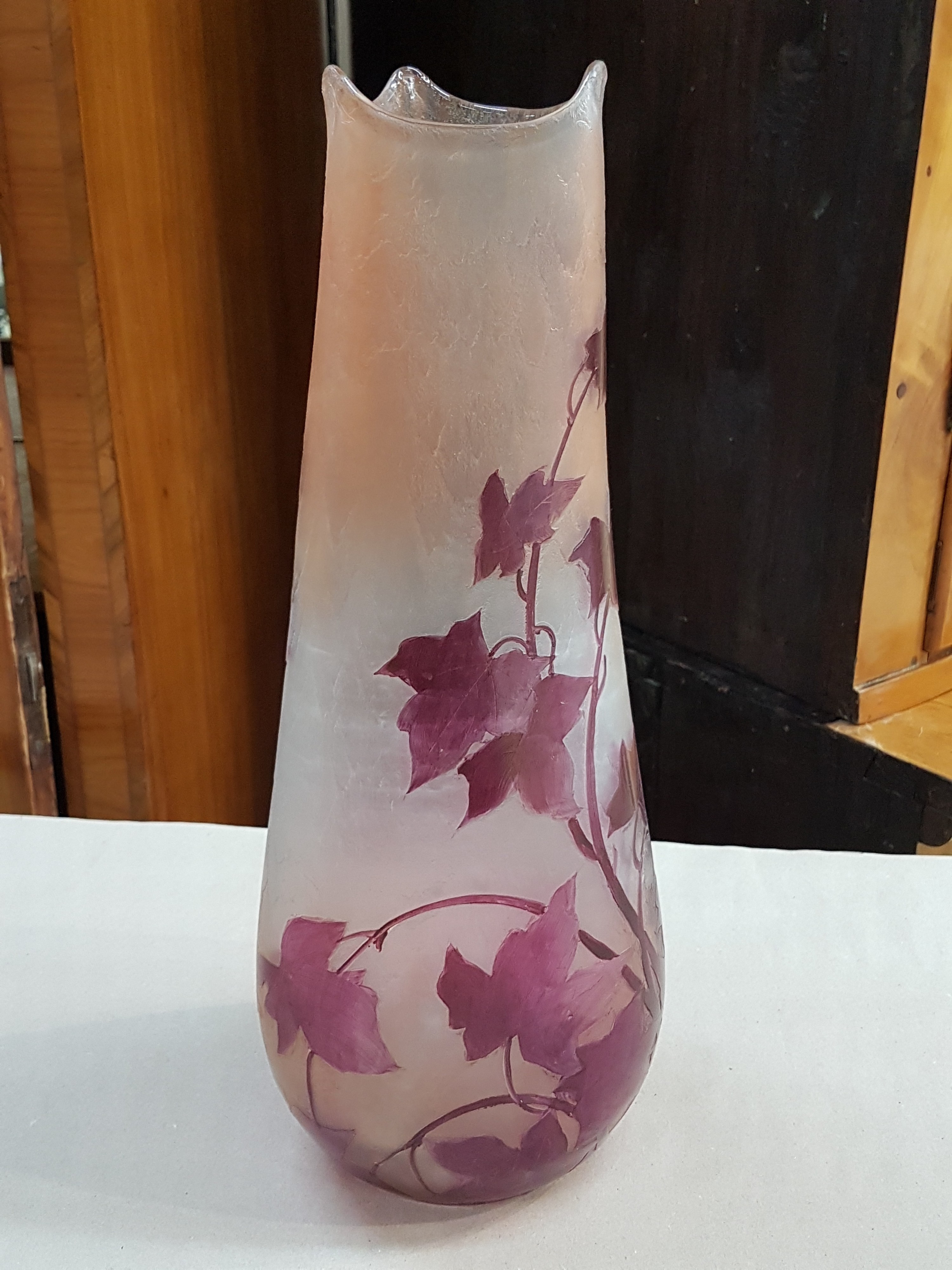 Detail b: Große Vase, Legras, um 1900, roter stilisierter Ahornblatt-Dekor, farbloses Schichtglas, Oberfläche im sog. Eisglas-Effekt, zart rosefarbene ...