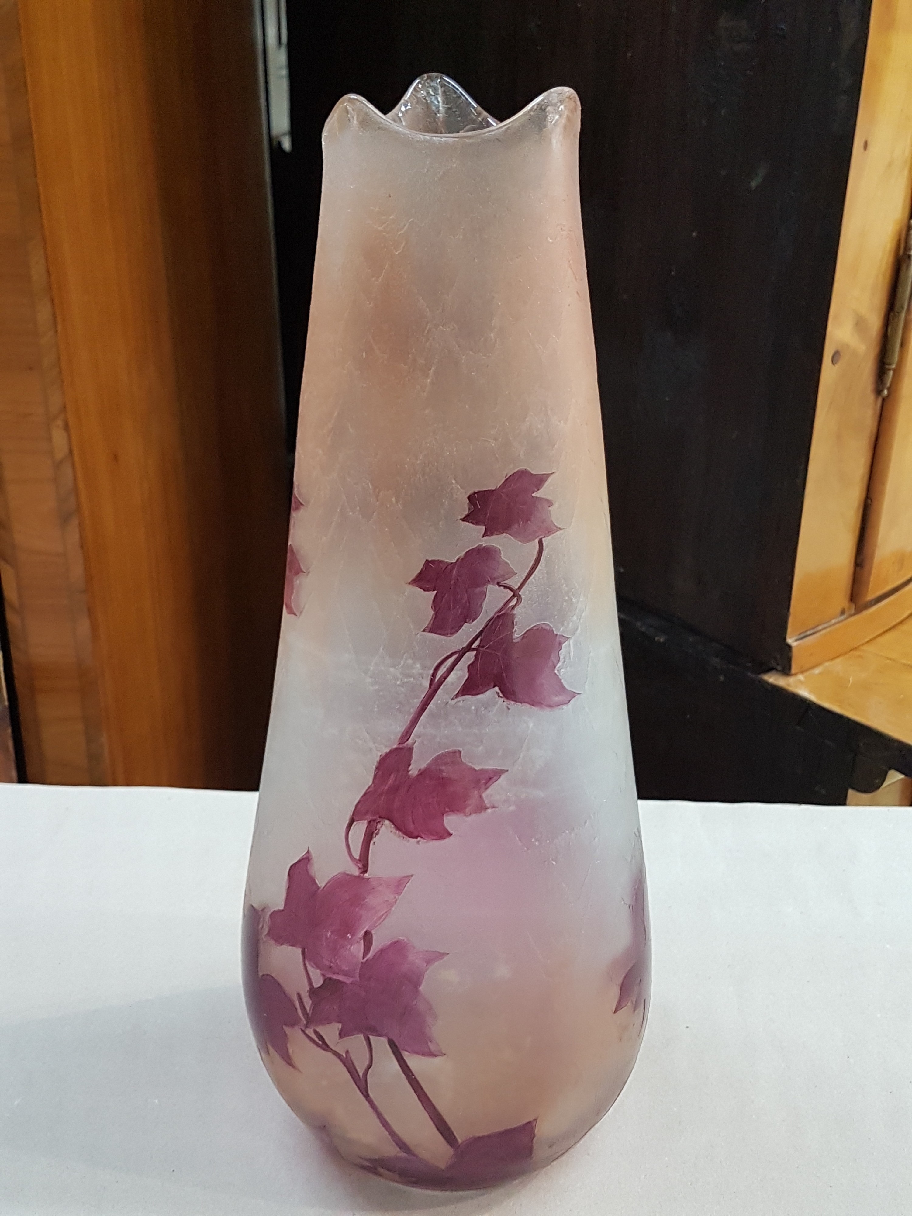 Detail c: Große Vase, Legras, um 1900, roter stilisierter Ahornblatt-Dekor, farbloses Schichtglas, Oberfläche im sog. Eisglas-Effekt, zart rosefarbene ...