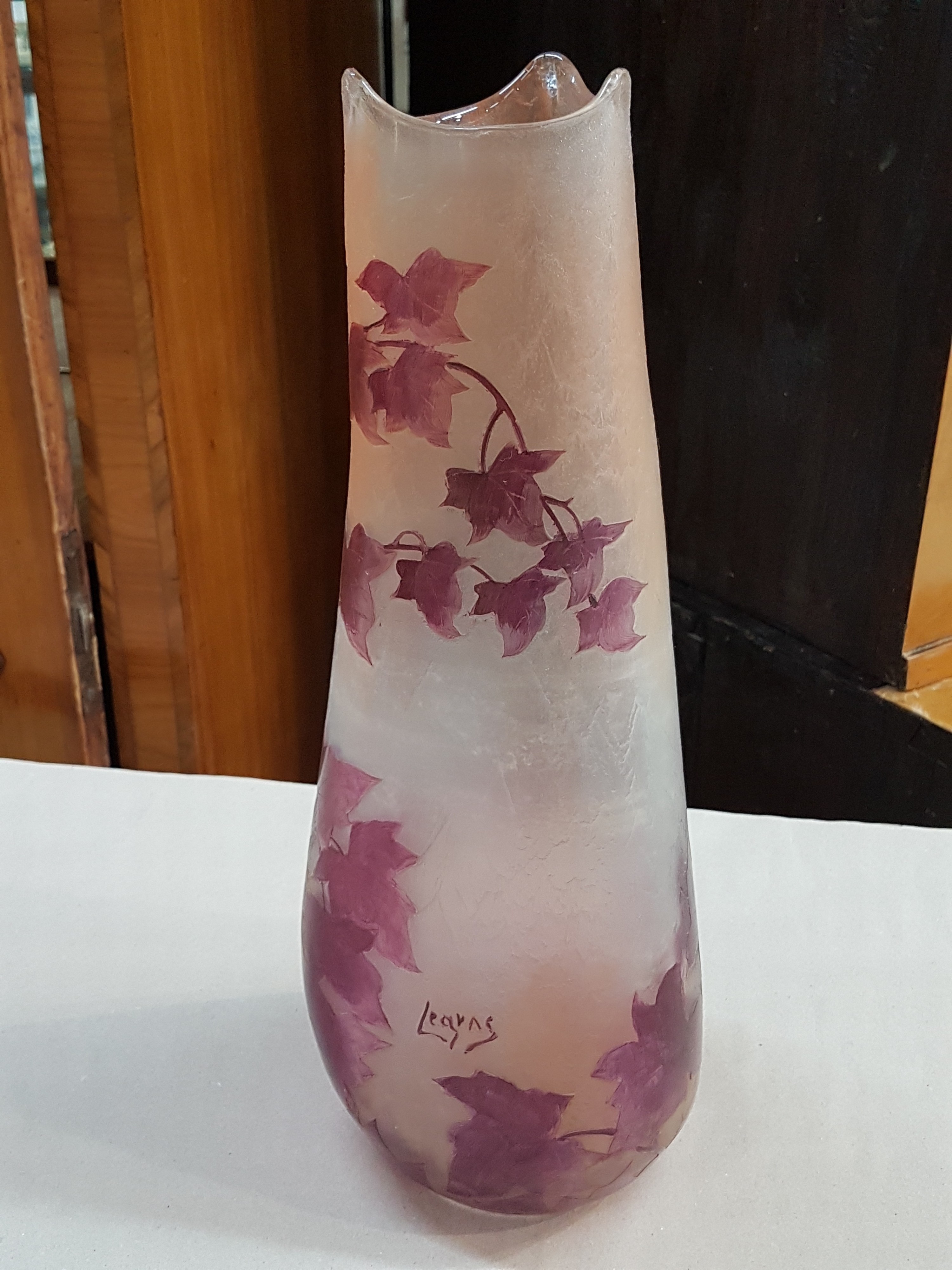 Detail d: Große Vase, Legras, um 1900, roter stilisierter Ahornblatt-Dekor, farbloses Schichtglas, Oberfläche im sog. Eisglas-Effekt, zart rosefarbene ...