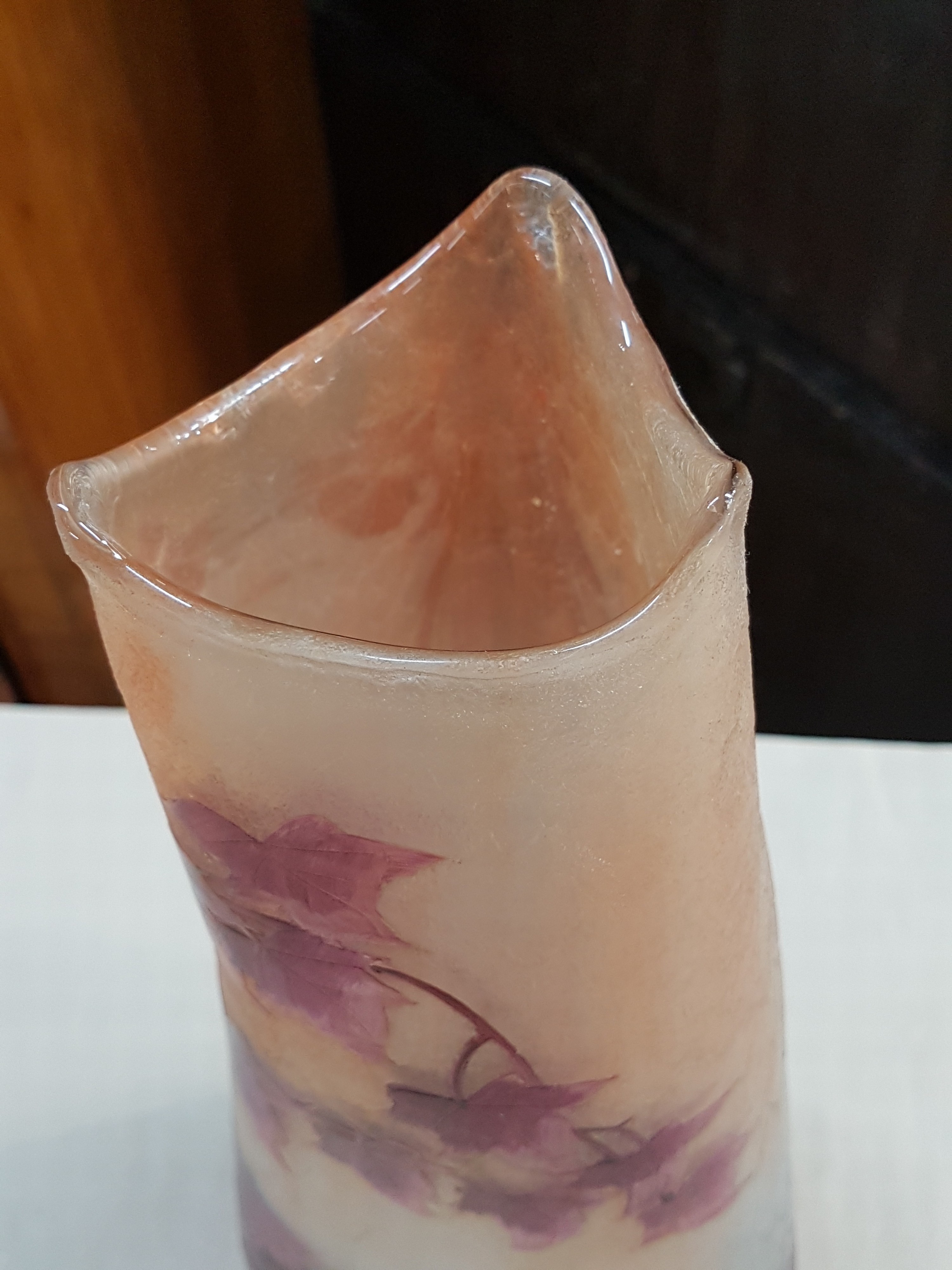 Detail e: Große Vase, Legras, um 1900, roter stilisierter Ahornblatt-Dekor, farbloses Schichtglas, Oberfläche im sog. Eisglas-Effekt, zart rosefarbene ...