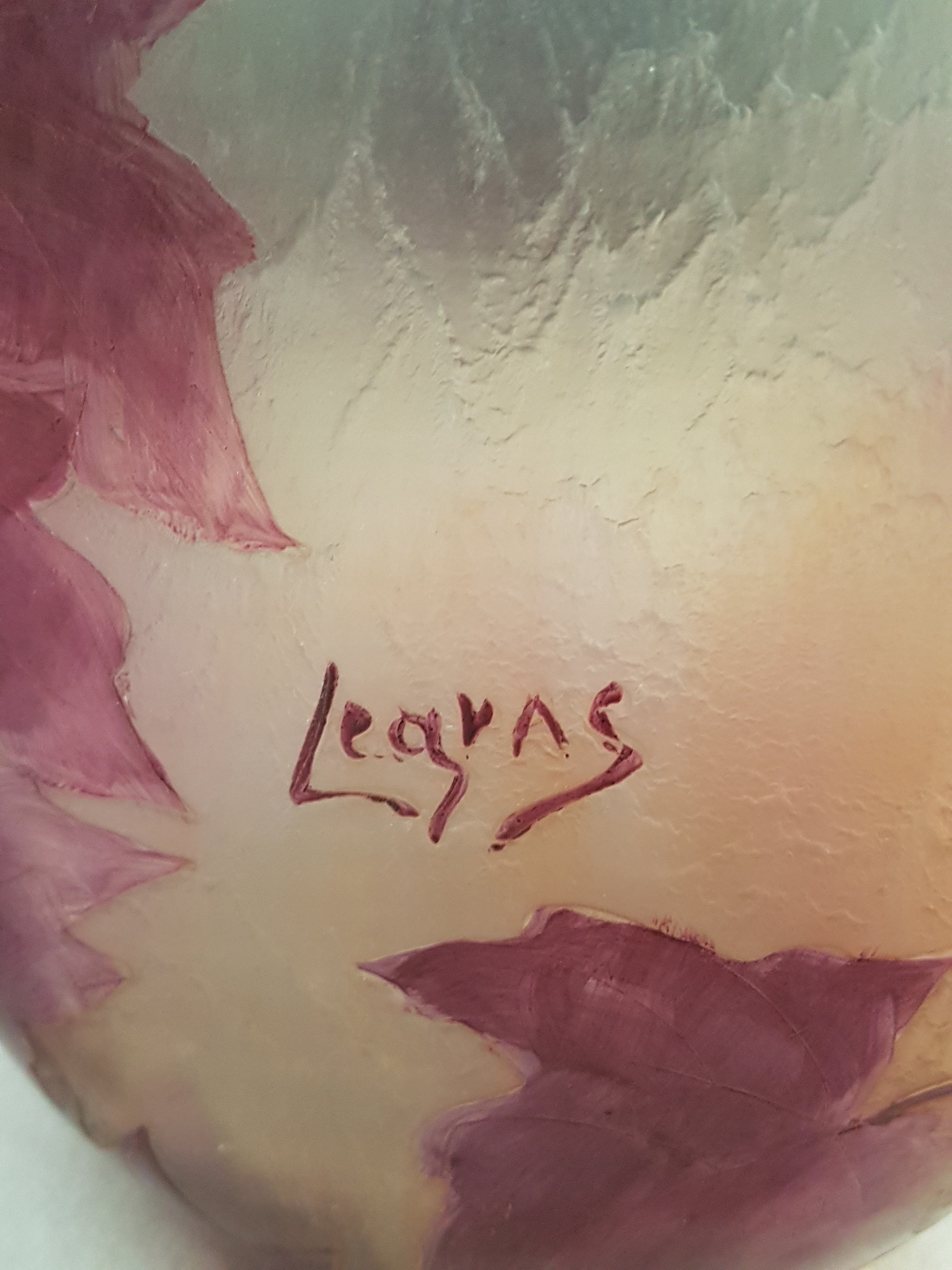Detail f: Große Vase, Legras, um 1900, roter stilisierter Ahornblatt-Dekor, farbloses Schichtglas, Oberfläche im sog. Eisglas-Effekt, zart rosefarbene ...