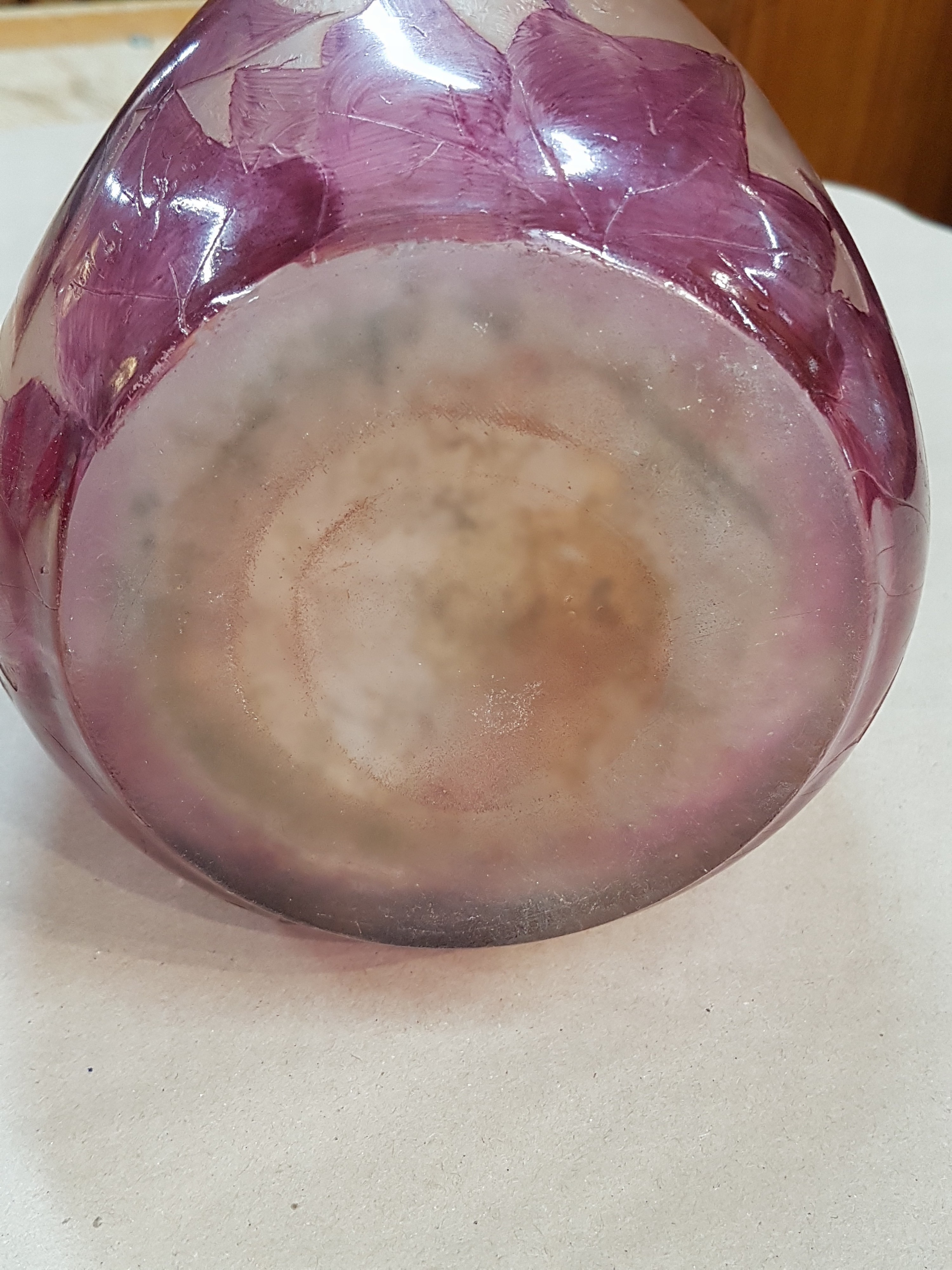Detail g: Große Vase, Legras, um 1900, roter stilisierter Ahornblatt-Dekor, farbloses Schichtglas, Oberfläche im sog. Eisglas-Effekt, zart rosefarbene ...