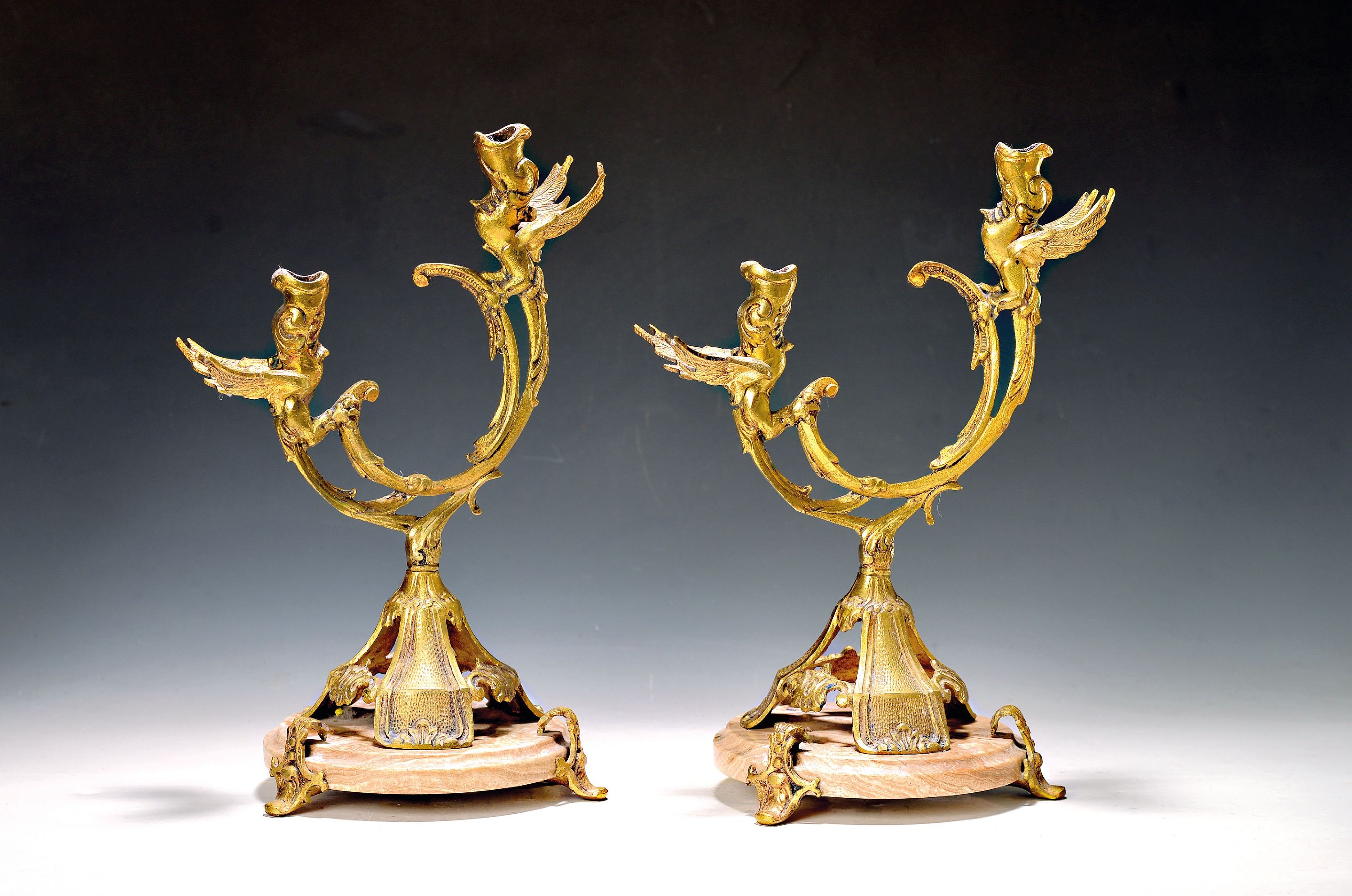 Image 26966962 - Paar Kerzenleuchter, Rokokostil, Frankreich, um 1870, Marmorplinthe, Gelbguss vergoldet, ...