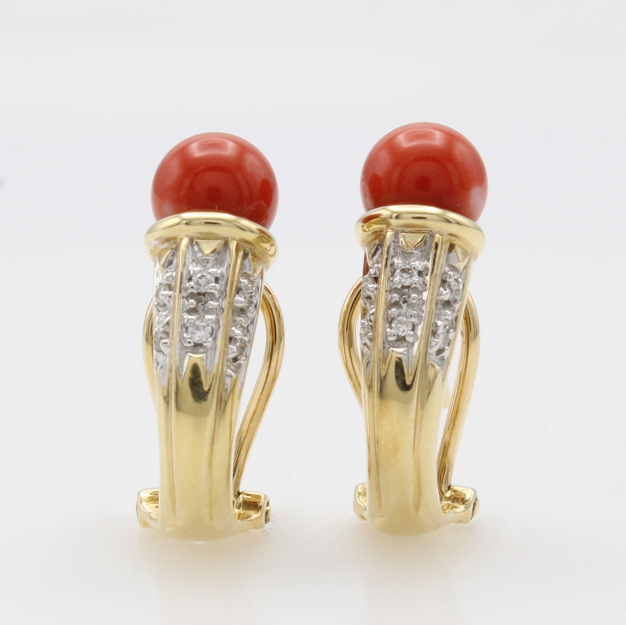 Image 26966995 - Paar Steckcreolen mit Korallen und Brillanten, GG 585/000, 2 Korallkugeln, D. ca. 6 mm, ...