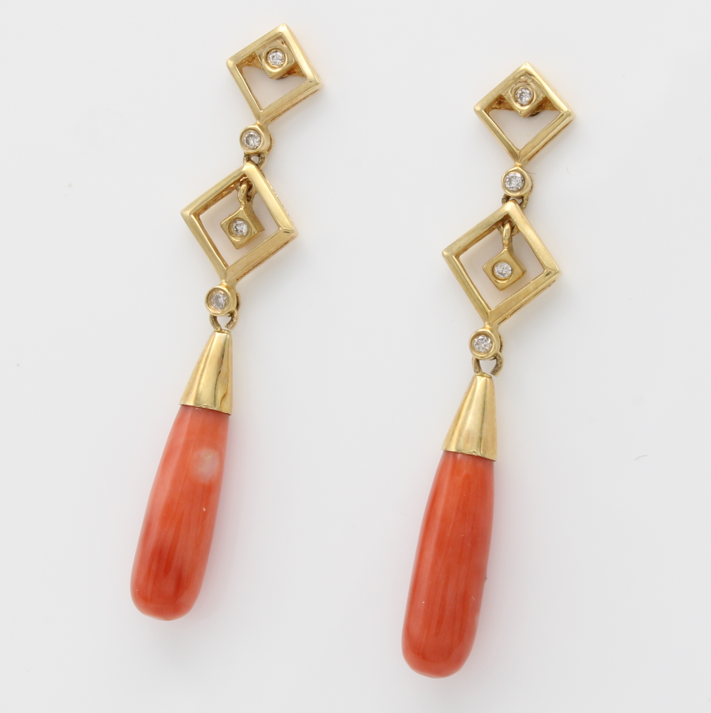 Image 26966996 - Paar Ohrgehänge mit Korallen und Brillanten, GG 585/000, 2 Korallpampeln ca. 18x5 mm, 8 ...