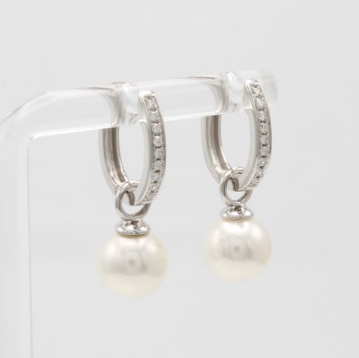 26966906a - Paar Creolen mit Brillanten und Akoyazucht- perlen, WG 585/000, 18 Brill. zus. ca. 0.13 ...