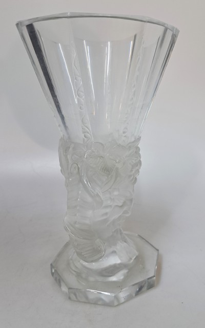 26966948b - Vase ´Faune´, Lalique, Entwurf 1931, Ausformung bis 1951, kristallweißes reliefiertes ...