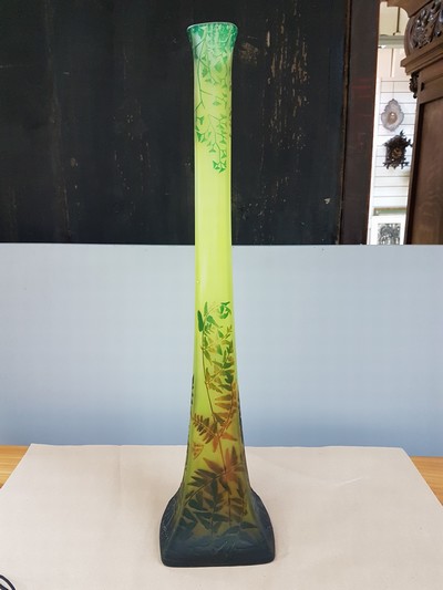 26966959b - Sehr große Stangenvase, Daum Nancy, um 1910-20, farbloses Schichtglas, gelb ...