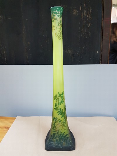 26966959d - Sehr große Stangenvase, Daum Nancy, um 1910-20, farbloses Schichtglas, gelb ...