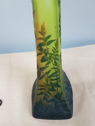 26966959j - Sehr große Stangenvase, Daum Nancy, um 1910-20, farbloses Schichtglas, gelb ...