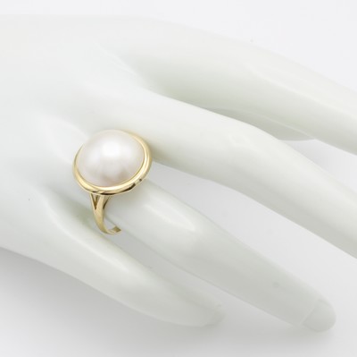 26966993b - Ring mit Mabeperle, GG 585/000, weiße Perle in glatter Fassung ca. 15 mm, RW ca. 56 ...