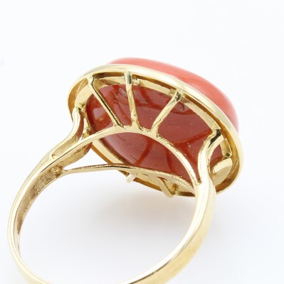 26966994a - Ring mit Koralle, GG 585/000, bouttonf. Koralle ca. 16 mm in glatter Fassung, RW ca. 56, ...