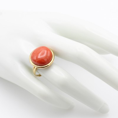 26966994b - Ring mit Koralle, GG 585/000, bouttonf. Koralle ca. 16 mm in glatter Fassung, RW ca. 56, ...