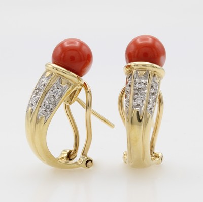 26966995a - Paar Steckcreolen mit Korallen und Brillanten, GG 585/000, 2 Korallkugeln, D. ca. 6 mm, ...