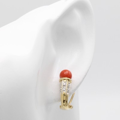 26966995b - Paar Steckcreolen mit Korallen und Brillanten, GG 585/000, 2 Korallkugeln, D. ca. 6 mm, ...