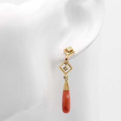 26966996a - Paar Ohrgehänge mit Korallen und Brillanten, GG 585/000, 2 Korallpampeln ca. 18x5 mm, 8 ...