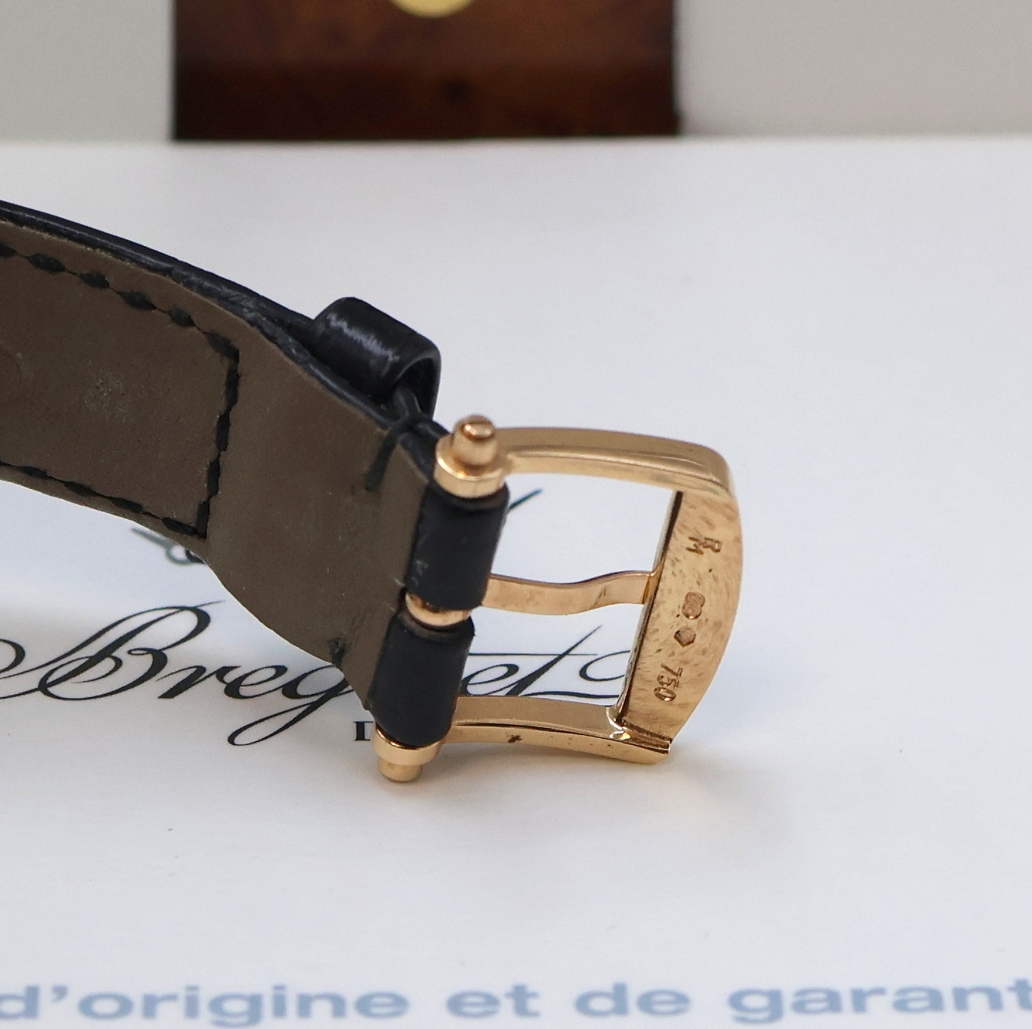 Detail c: BREGUET hochfeine Herrenarmbanduhr La Tradition in RG 750/000 No. 932 Referenz 7027BR R9 9V6, Handaufzug, orig. Lederband m. orig. RG 750/000 ...