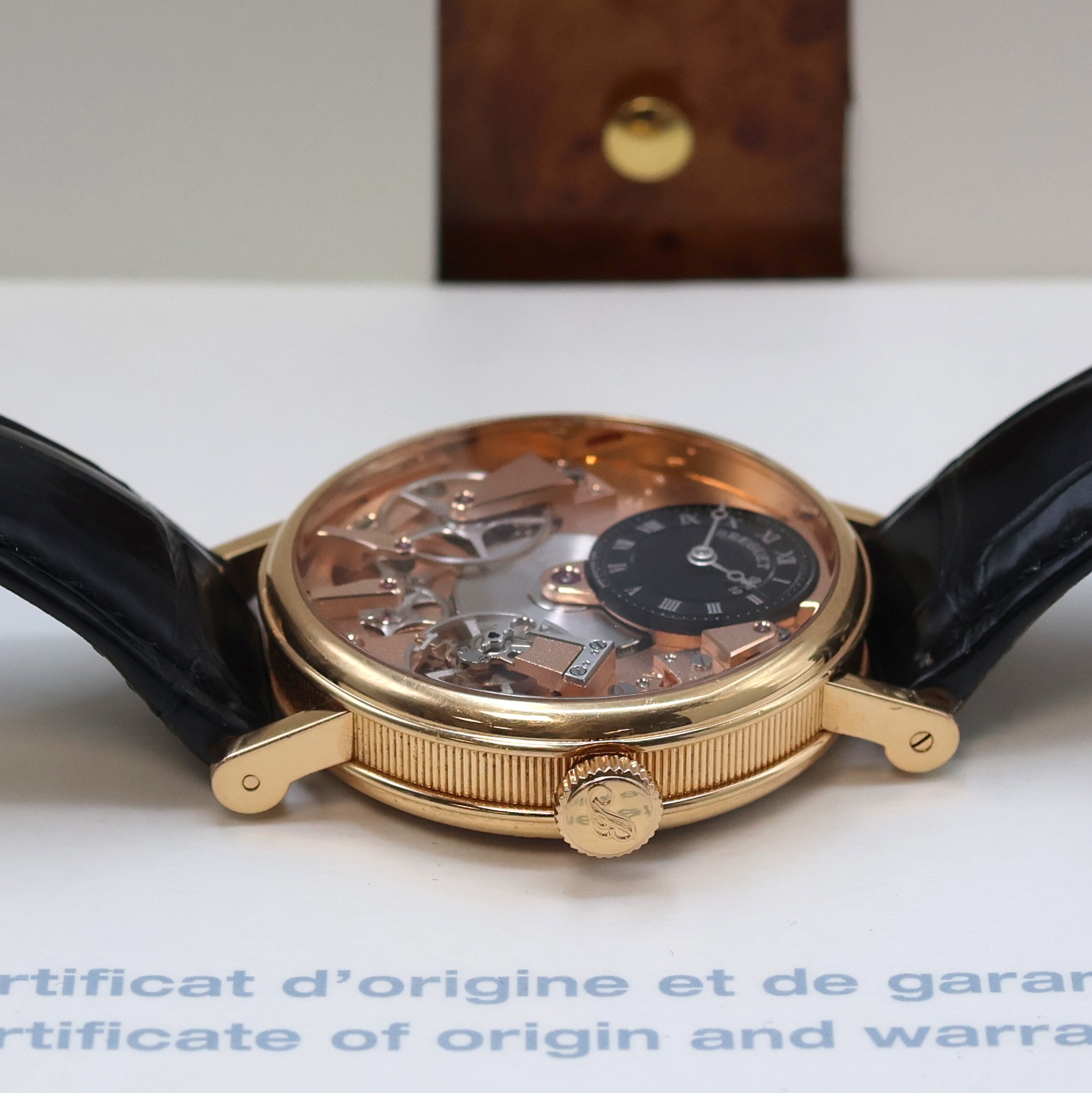 Detail d: BREGUET hochfeine Herrenarmbanduhr La Tradition in RG 750/000 No. 932 Referenz 7027BR R9 9V6, Handaufzug, orig. Lederband m. orig. RG 750/000 ...