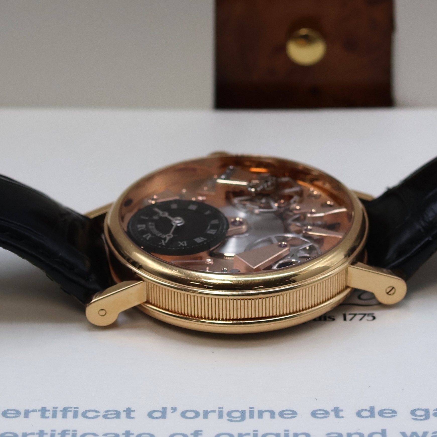 Detail e: BREGUET hochfeine Herrenarmbanduhr La Tradition in RG 750/000 No. 932 Referenz 7027BR R9 9V6, Handaufzug, orig. Lederband m. orig. RG 750/000 ...