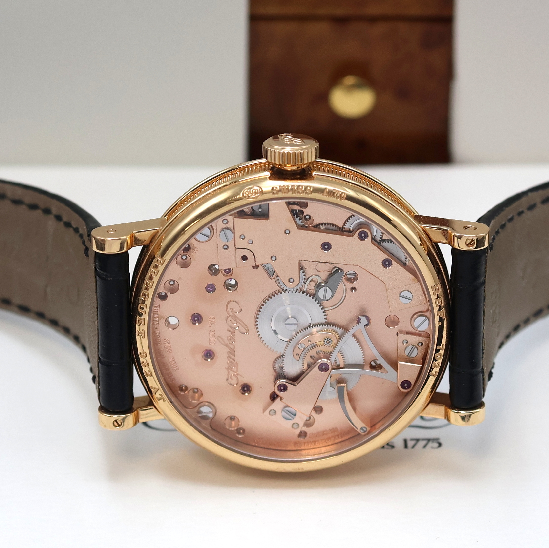 Detail f: BREGUET hochfeine Herrenarmbanduhr La Tradition in RG 750/000 No. 932 Referenz 7027BR R9 9V6, Handaufzug, orig. Lederband m. orig. RG 750/000 ...