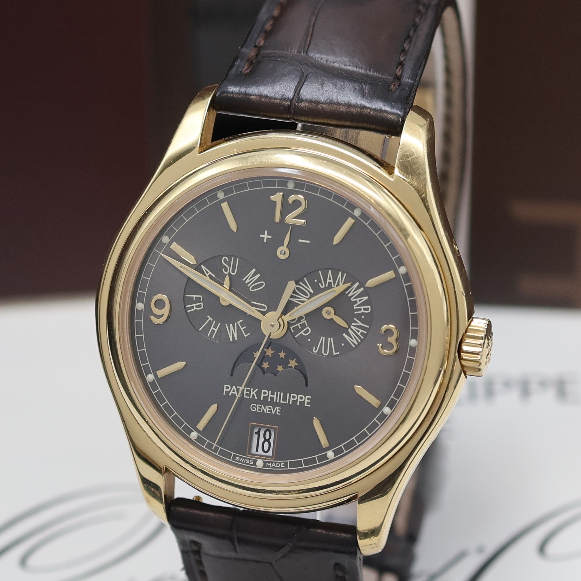 Detail a: PATEK PHILIPPE hochfeiner und seltener, astronomischer Jahreskalender in GG 750/000 Referenz 5146J-010, Automatik, beids. vergl., Boden verschr., ...