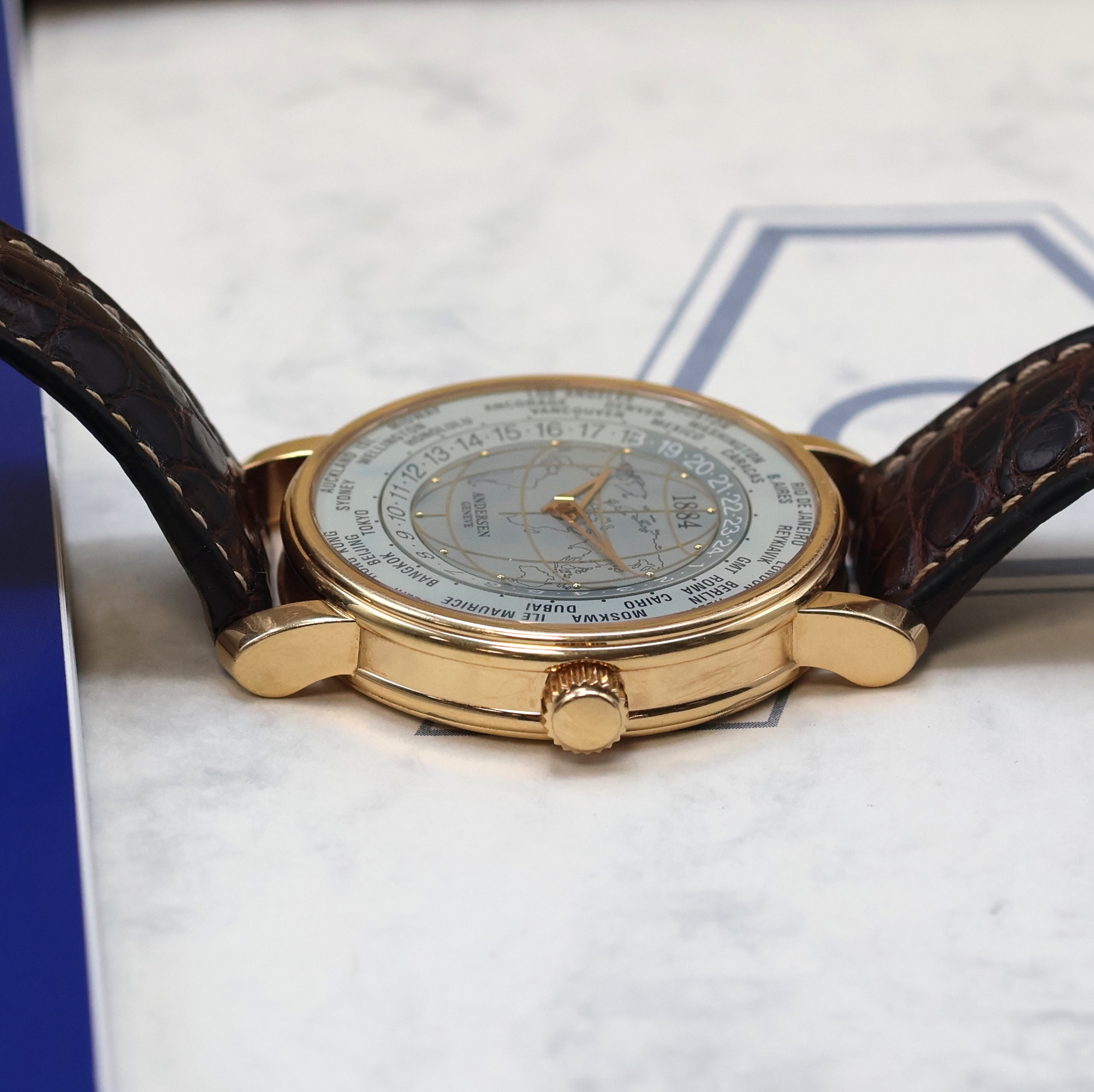 Detail d: ANDERSEN GENEVE 1884 seltene, auf 120 Stück limitierte Weltzeit-Armbanduhr in RG 750/000, Automatik, hergestellt als Hommage an Sir Stanford Fleming ...