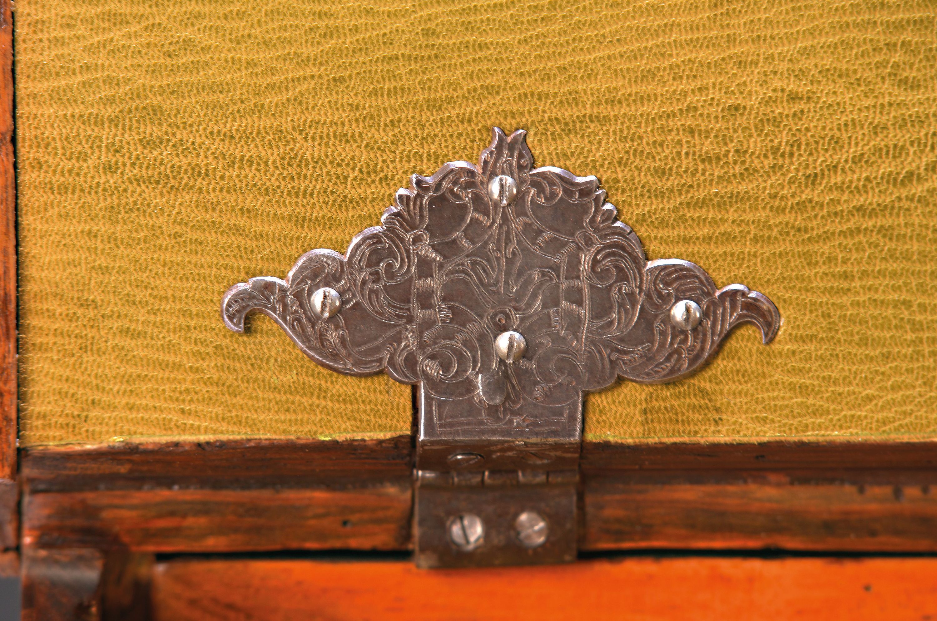 Detail a: Barockes Kästchen-/Schreibschatulle, deutsch, um 1760, Nussbaumfurnier mit, Marketerie, Deckel mit aufgesetzter Kassette, Fadeninarsien, innen mit ...