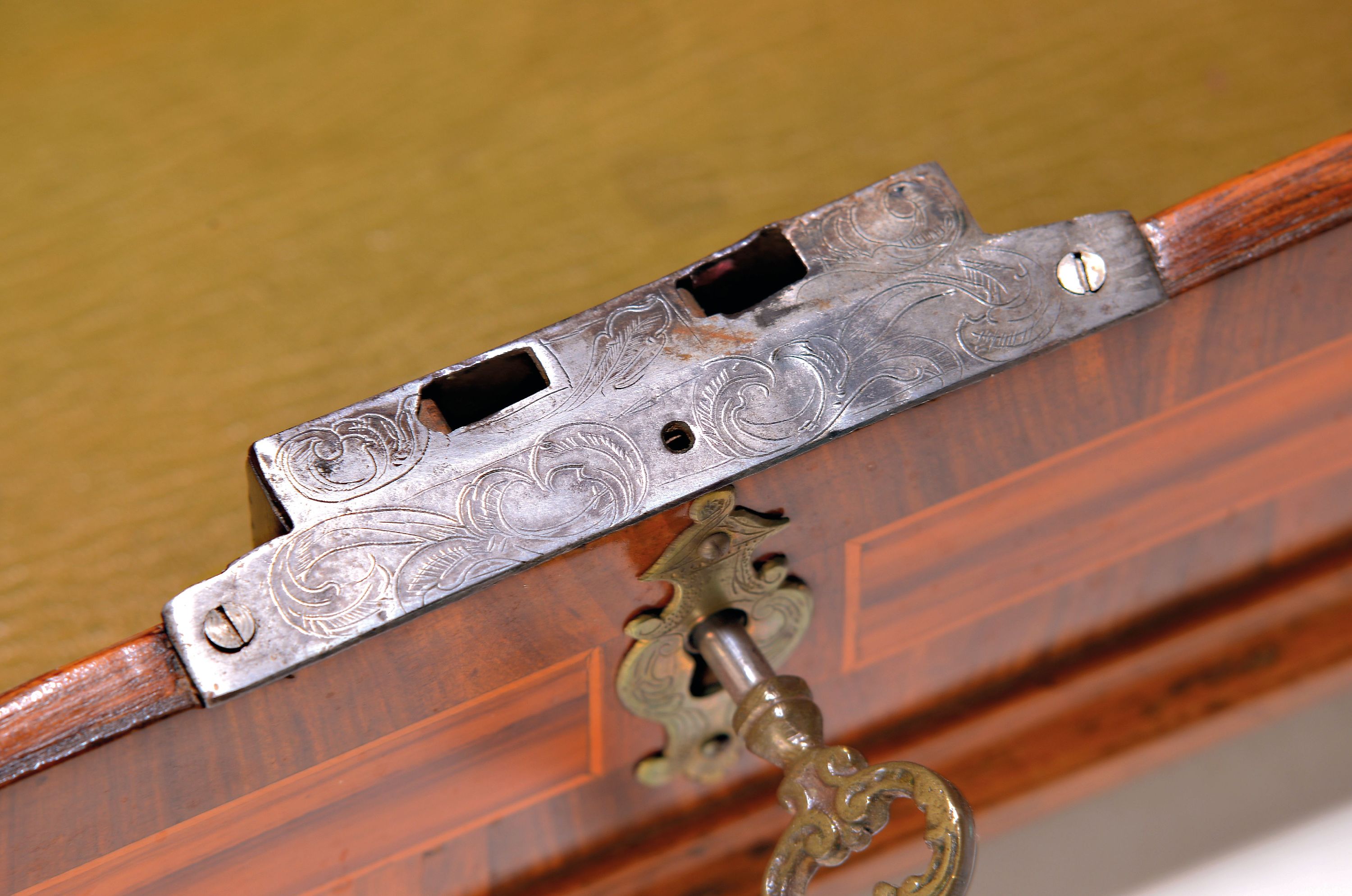Detail b: Barockes Kästchen-/Schreibschatulle, deutsch, um 1760, Nussbaumfurnier mit, Marketerie, Deckel mit aufgesetzter Kassette, Fadeninarsien, innen mit ...