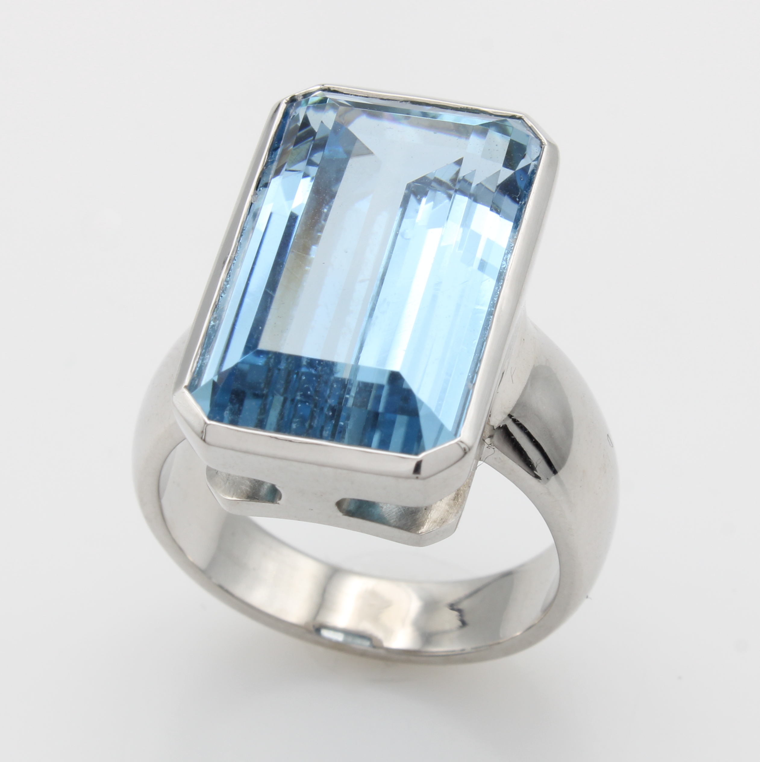 Image 26967580 - Ring mit Aquamarin, WG 750/000, achteckiger Aquam. v. sehr schöner Farbe ca. 15.2 ct, ...