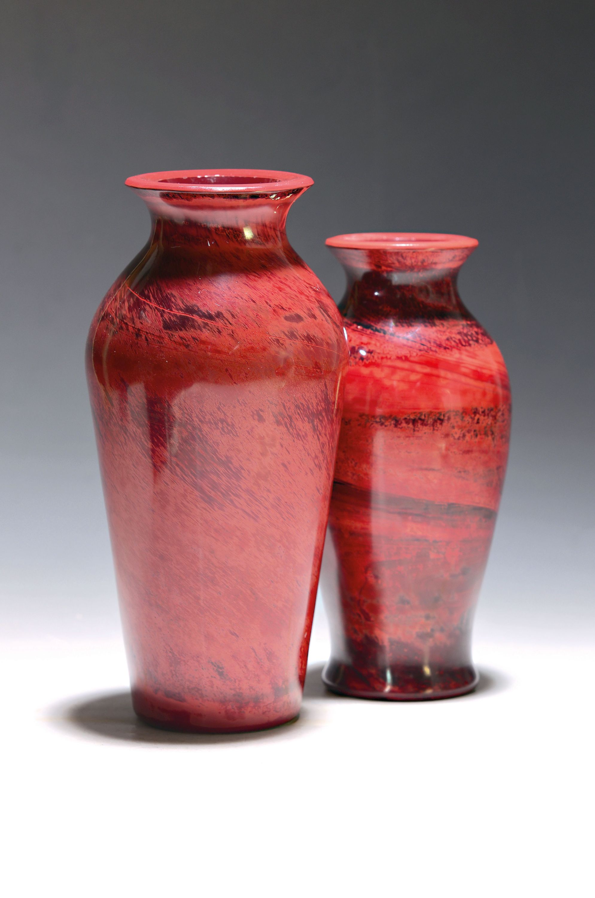 Image 26967592 - Zwei Vasen, sog. rotes Steinglas, Böhmen, wohl Harrach´sche Glasfarbik, um 1900, H. ca. ...