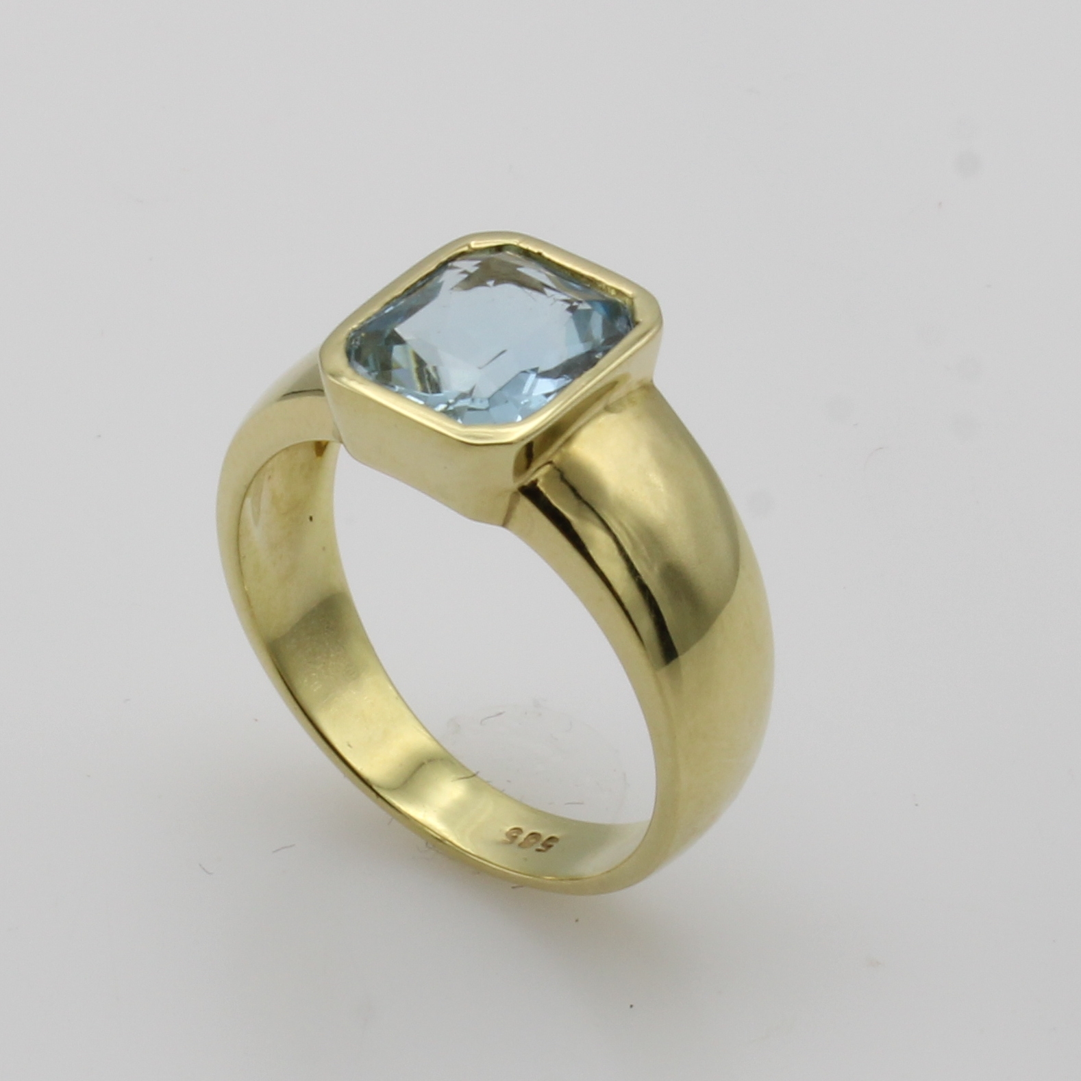Image 26967593 - Ring mit Aquamarin, GG 585/000, achteckiger Aquam. in glatter Fassung ca. 2.4 ct, RW ca. ...