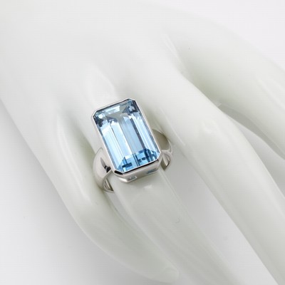 26967580a - Ring mit Aquamarin, WG 750/000, achteckiger Aquam. v. sehr schöner Farbe ca. 15.2 ct, ...