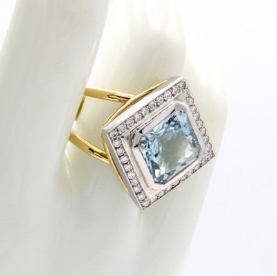26967586a - Ring mit Aquamarin und Brillanten, GG/WG 750000, carréef. Ringkopf bes. m. Aquam. ca. ...