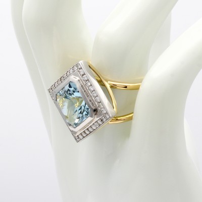 26967586b - Ring mit Aquamarin und Brillanten, GG/WG 750000, carréef. Ringkopf bes. m. Aquam. ca. ...
