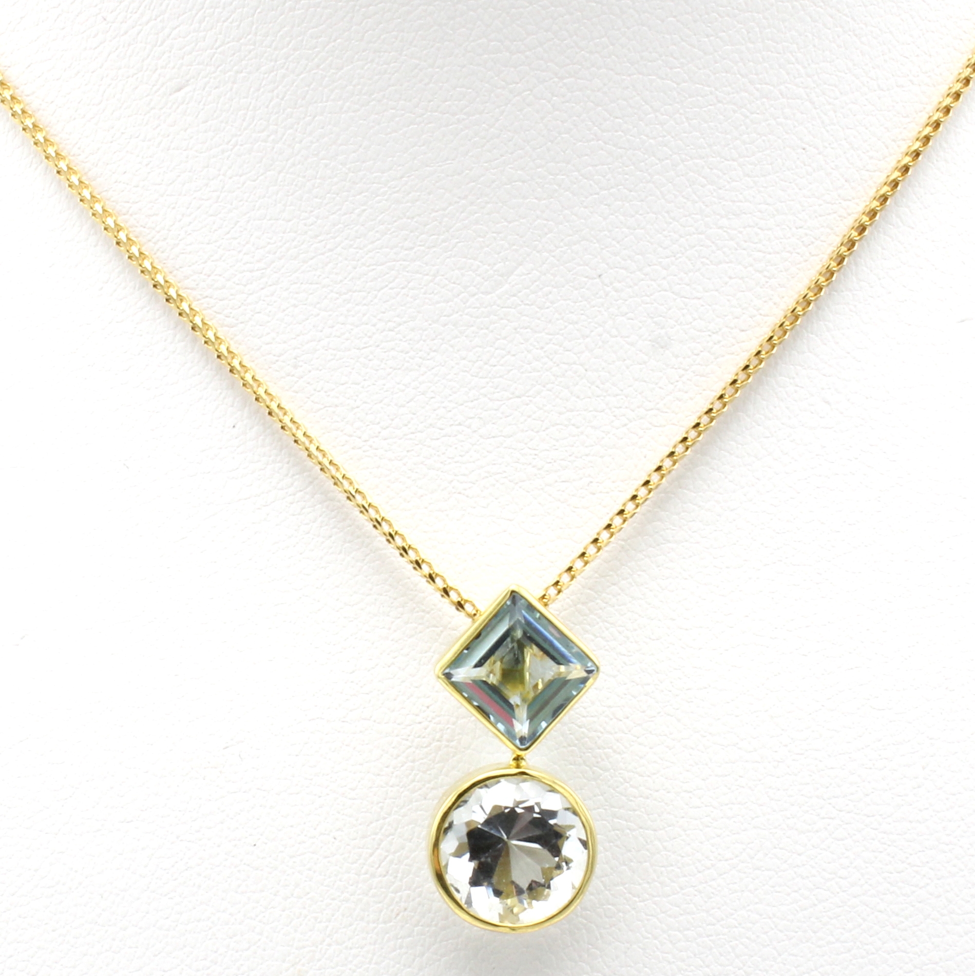 Image 26967651 - Anhänger mit Aquamarinen an Kette, GG 585/ 000, carréef. u. runder Aquam. zus. ca. 4.6 ...